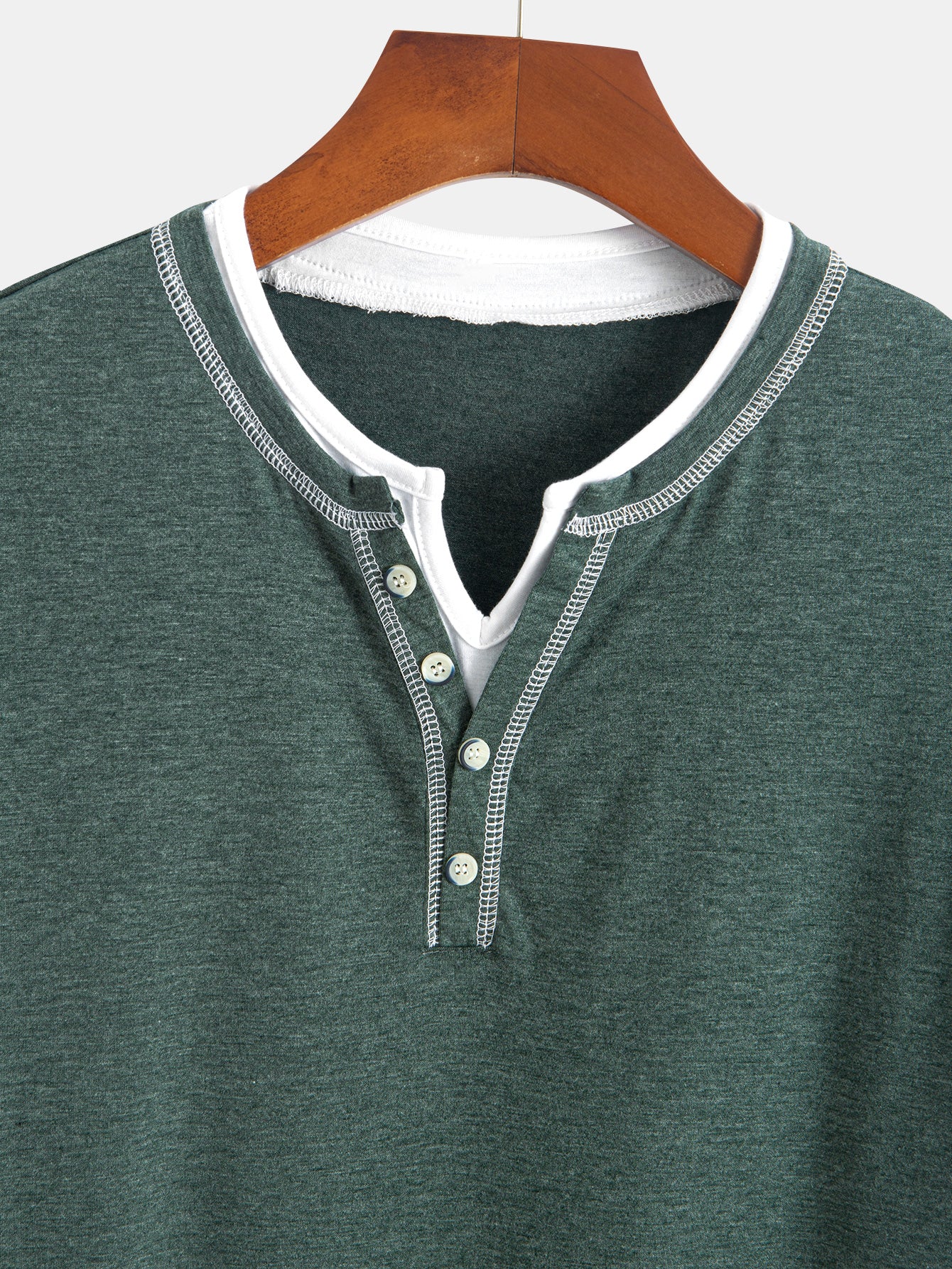 2-in-1 T-Shirt mit eingekerbtem Kragen und Kontrastnähten - Image 17