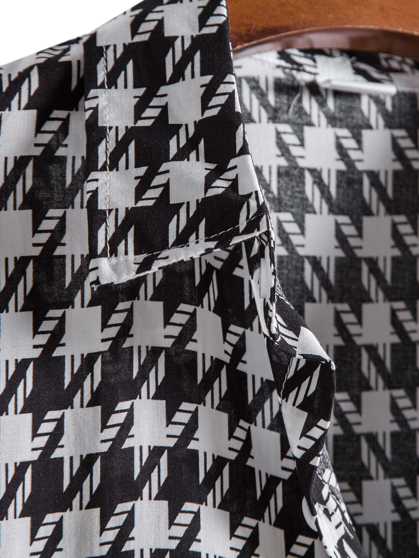 Schwarz-weiße geometrische Druckbluse - Image 3