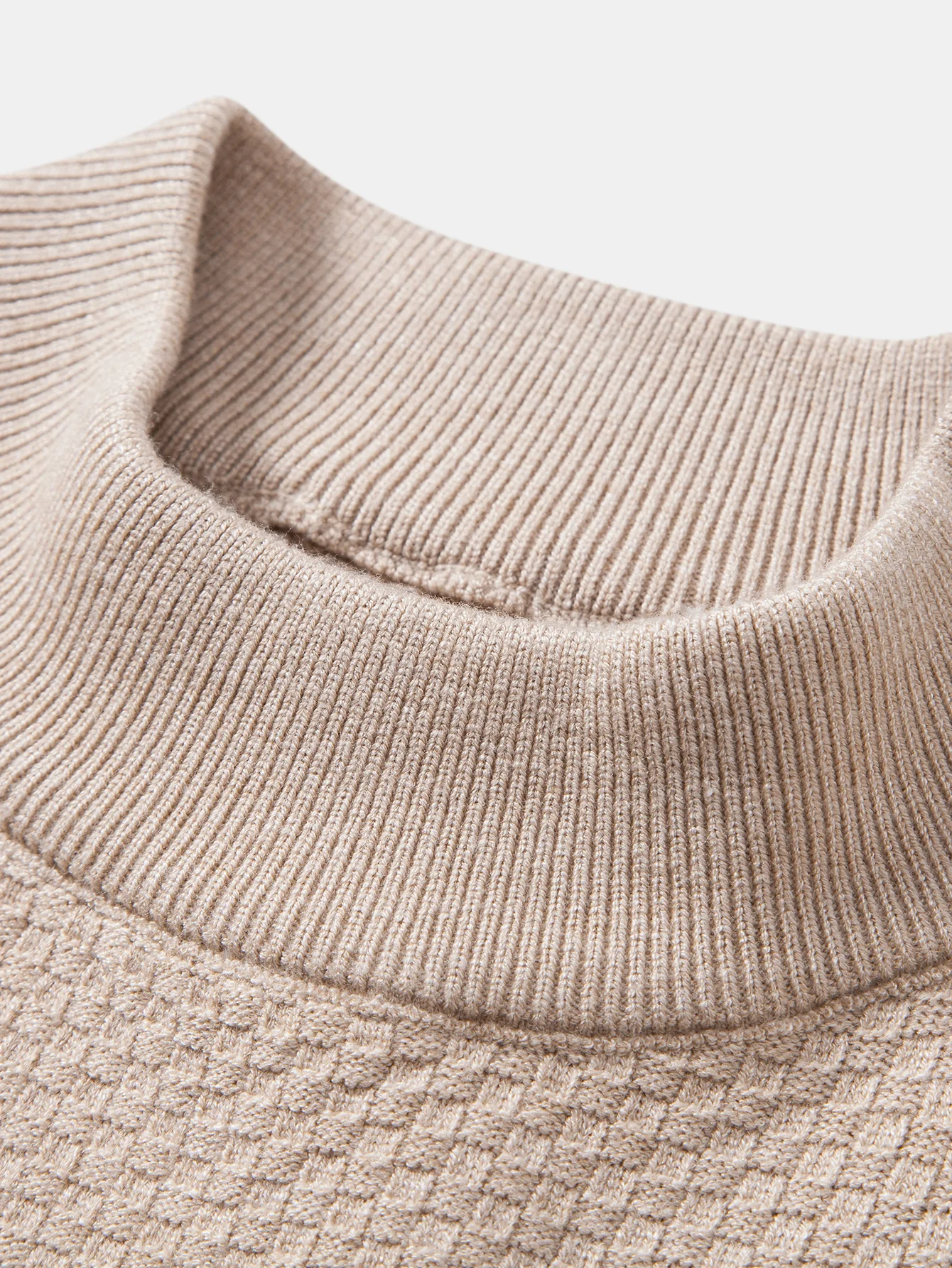 Schachbrettstrukturierter Pullover mit Stehkragen - Image 15