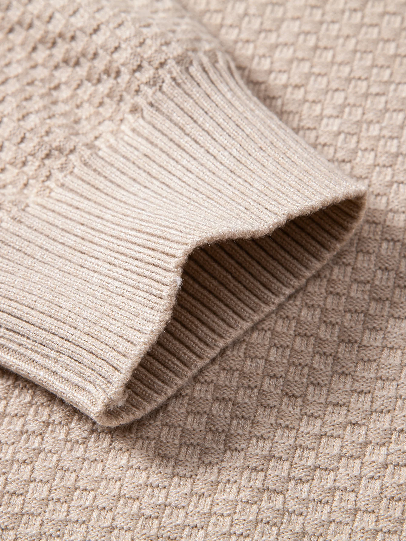 Schachbrettstrukturierter Pullover mit Stehkragen - Image 17
