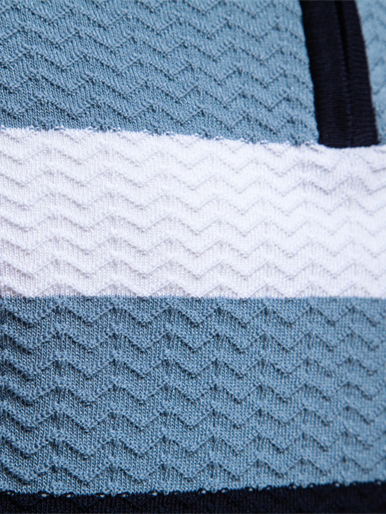 Kontrastreiches, strukturiertes Jacquard-Strick-Poloshirt mit Reißverschluss - Image 10