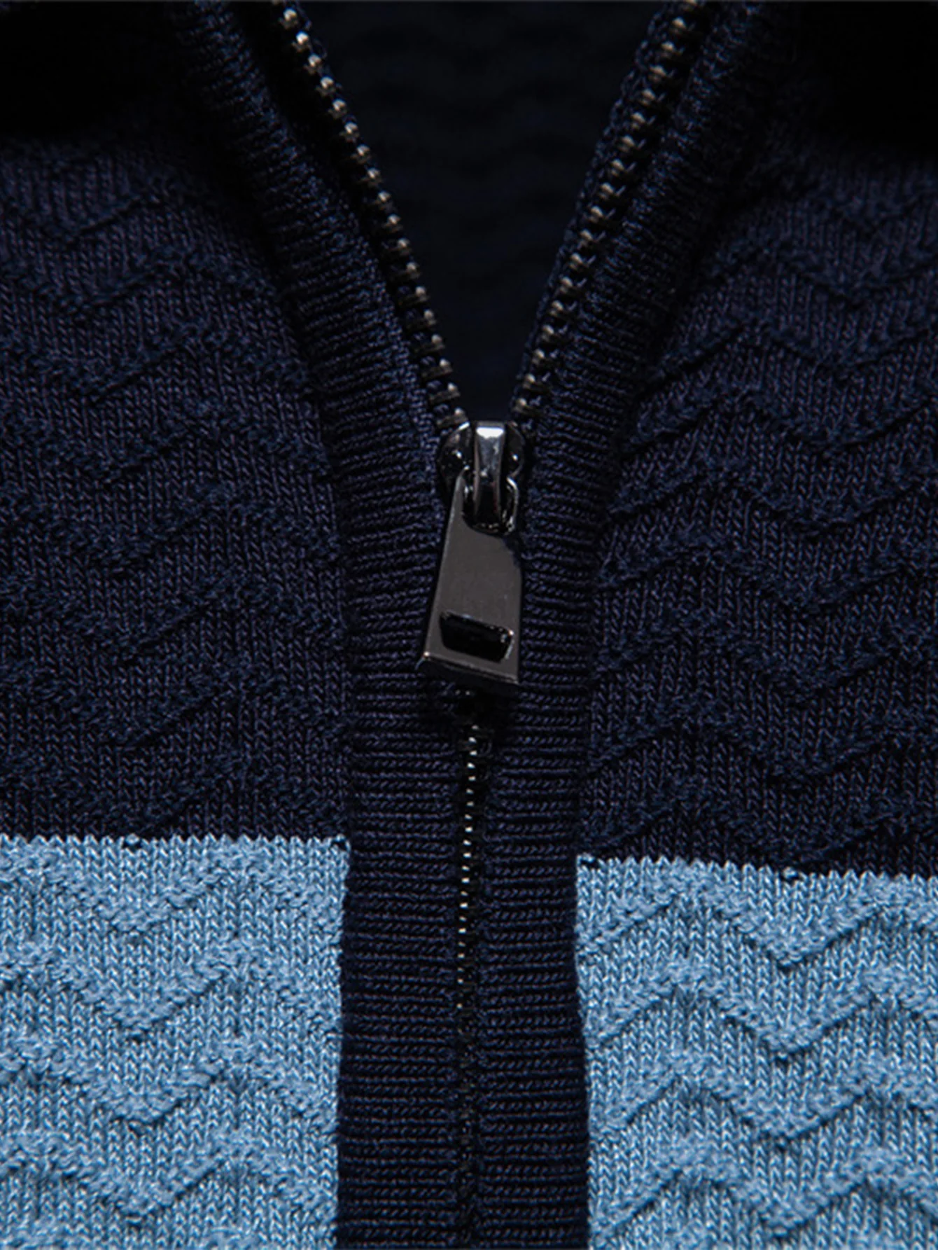 Kontrastreiches, strukturiertes Jacquard-Strick-Poloshirt mit Reißverschluss - Image 7