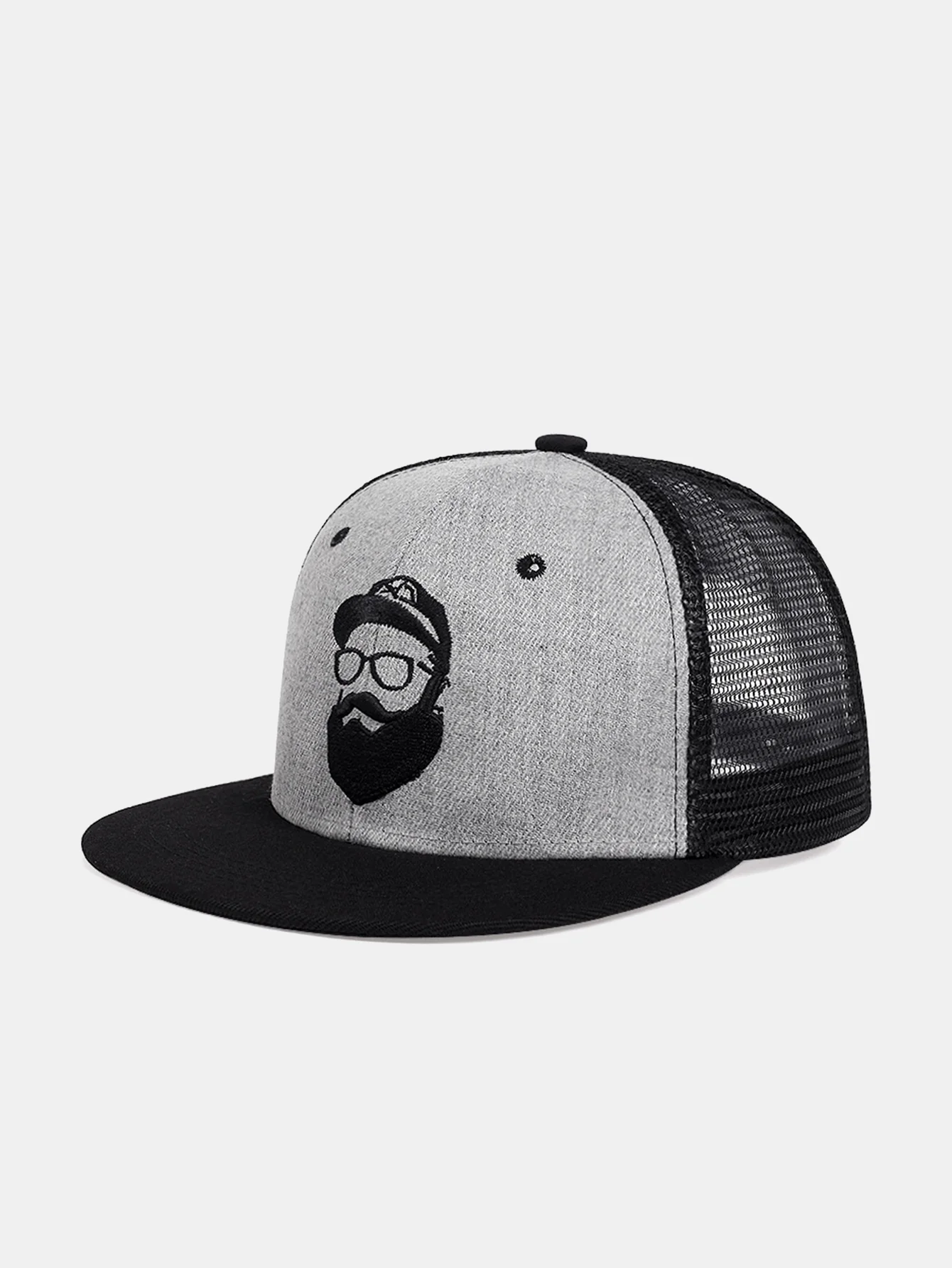 Bestickte Baseballkappe mit Netz und bärtigem Mann