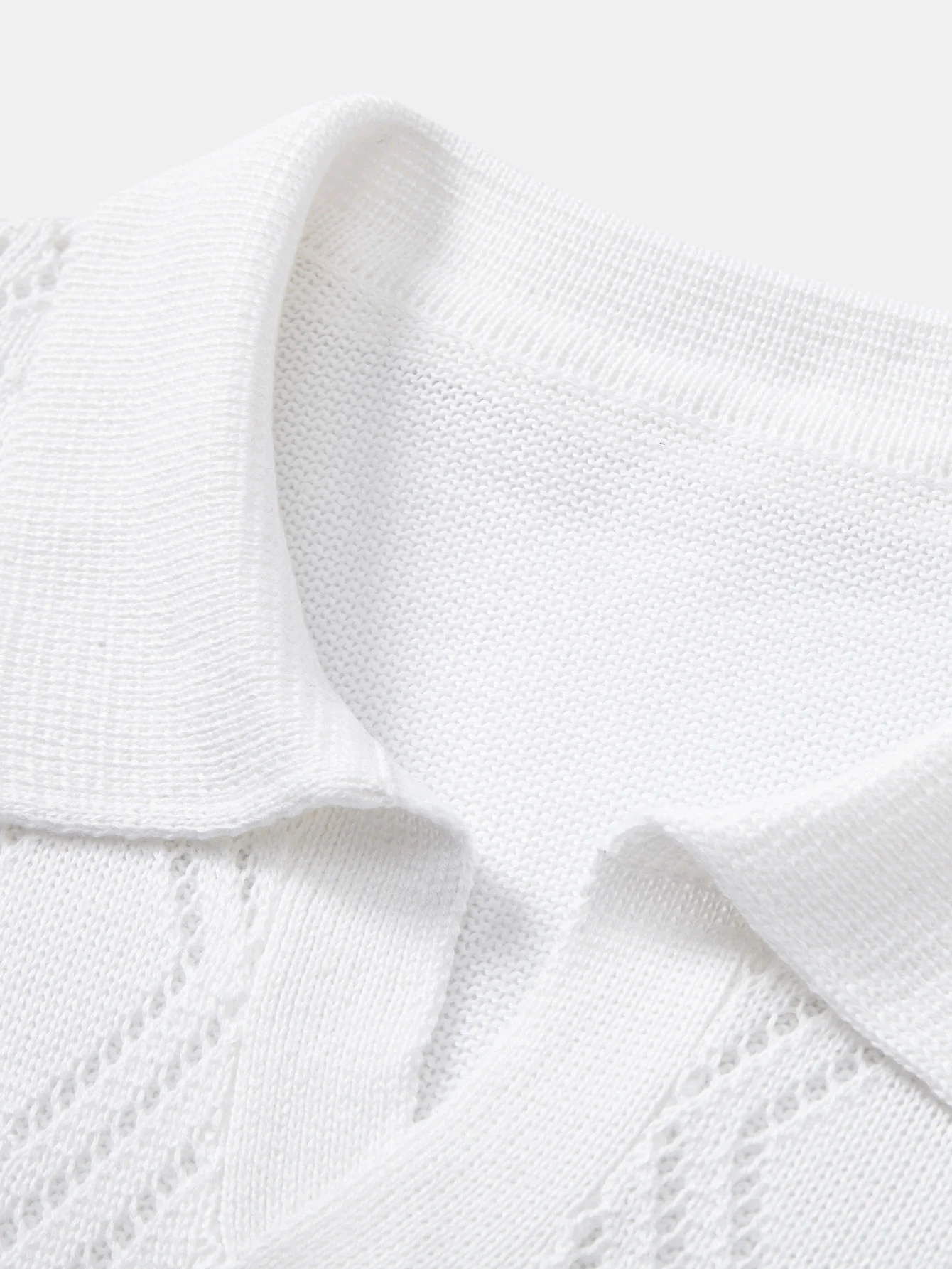 Geometrisches Häkel-Poloshirts mit V-Ausschnitt & Leinenhose mit geradem Bein - Image 6