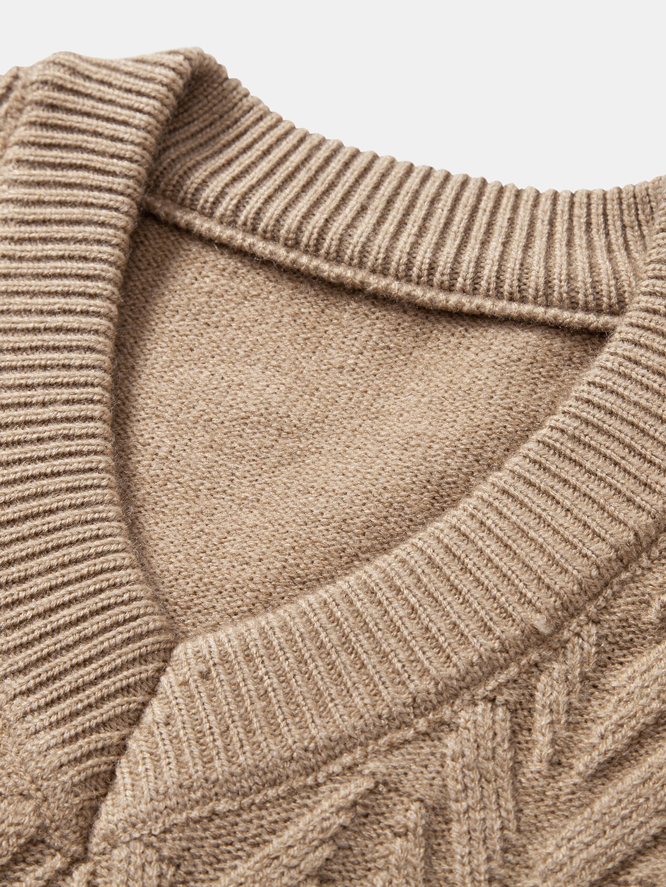 Schwerer geometrischer Jacquard-Pullover mit V-Ausschnitt - Image 13