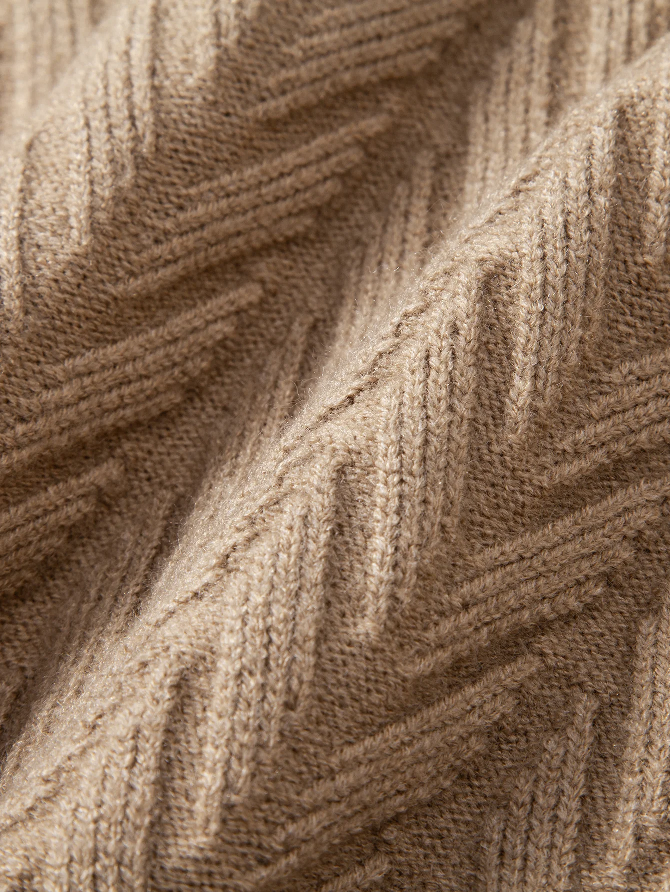 Schwerer geometrischer Jacquard-Pullover mit V-Ausschnitt - Image 14
