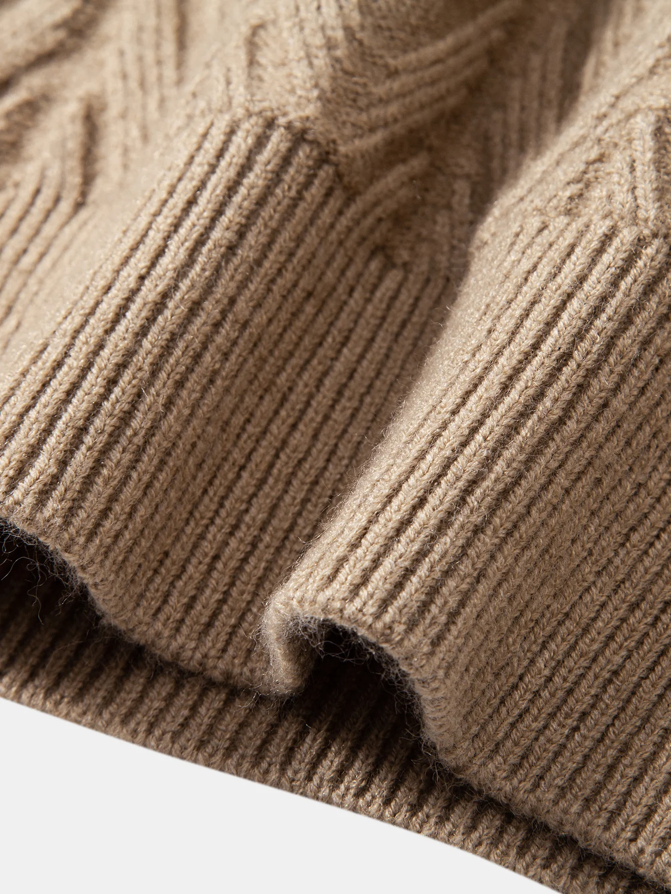 Schwerer geometrischer Jacquard-Pullover mit V-Ausschnitt - Image 15