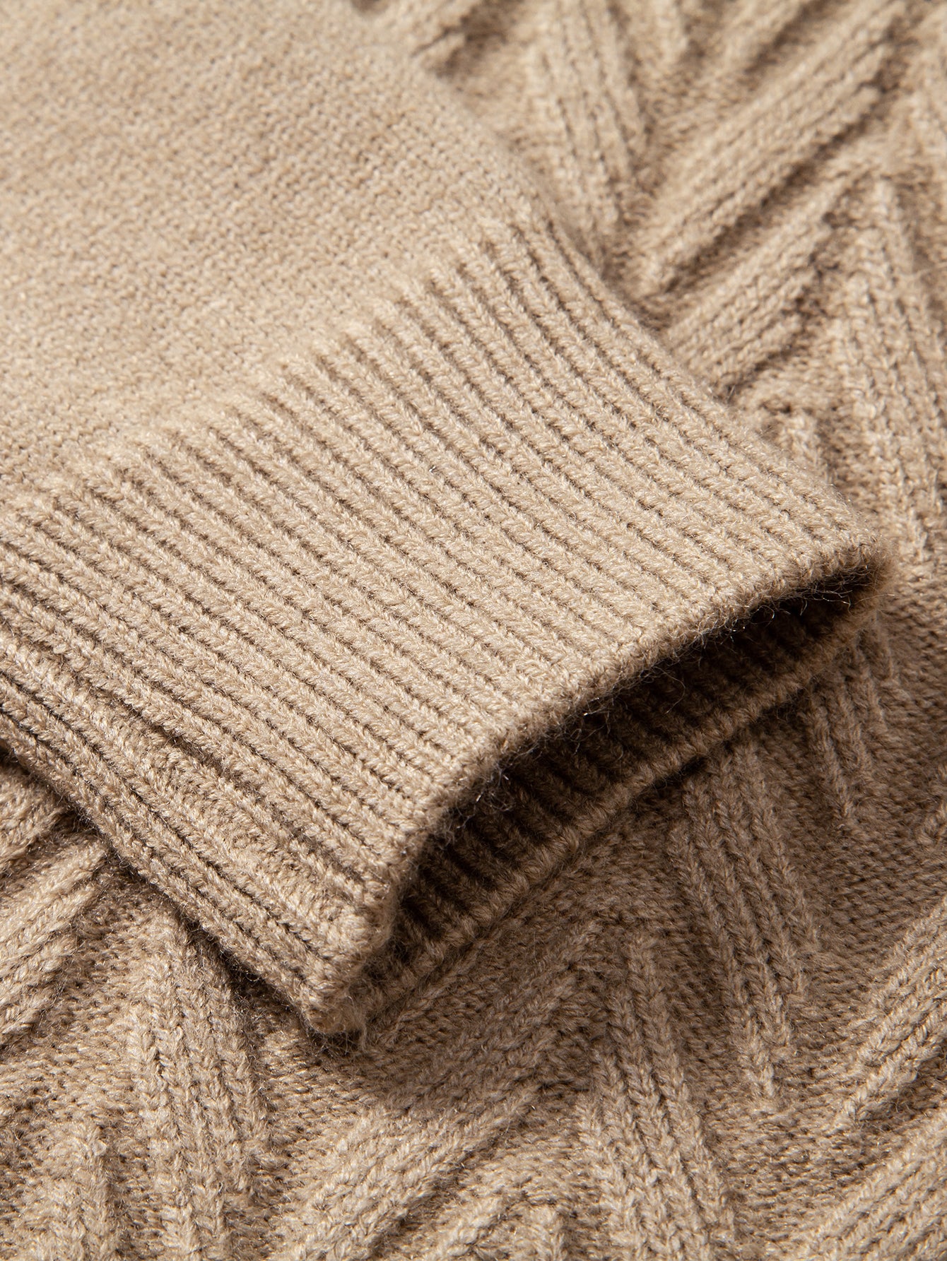 Schwerer geometrischer Jacquard-Pullover mit V-Ausschnitt - Image 16