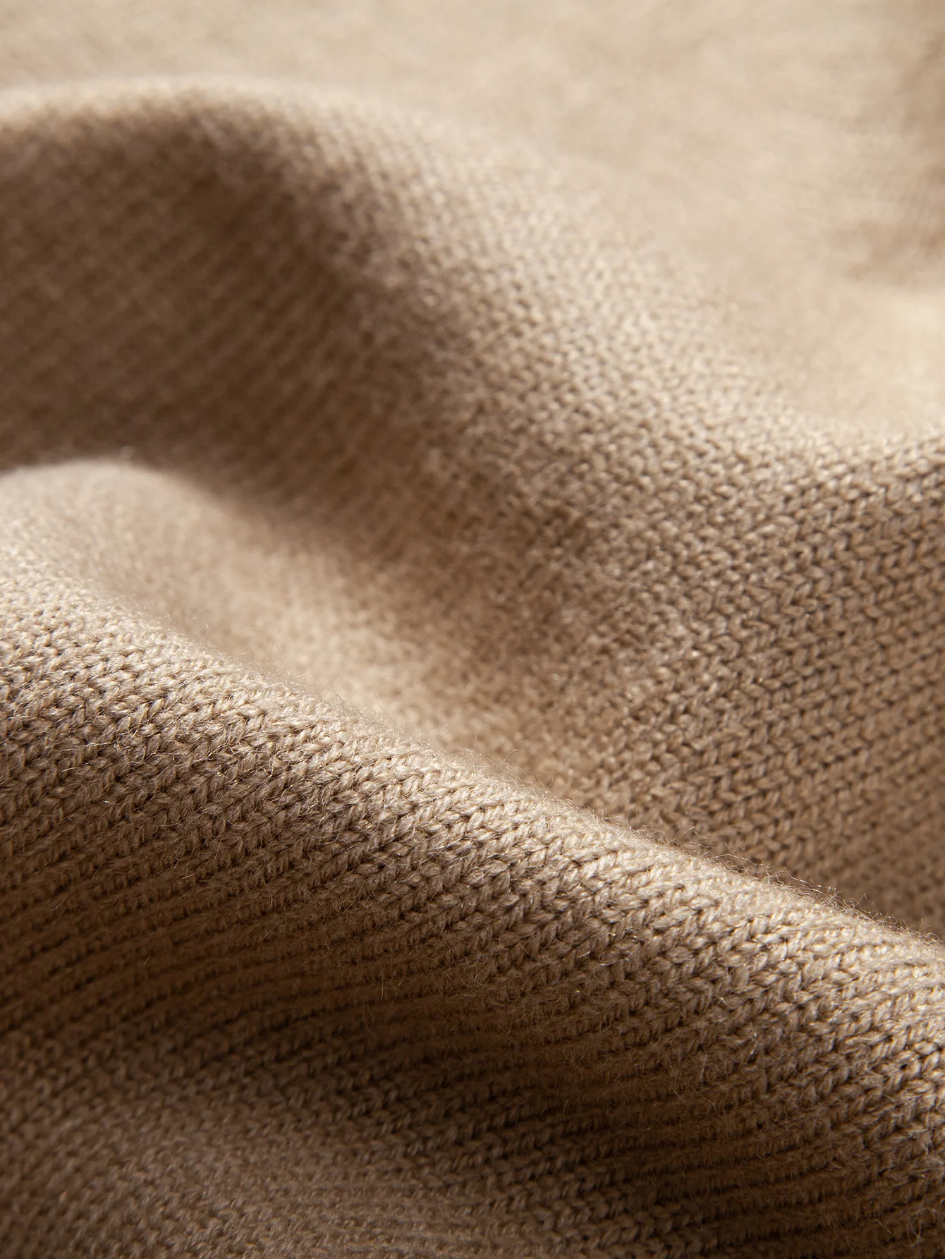 Schwerer geometrischer Jacquard-Pullover mit V-Ausschnitt - Image 17