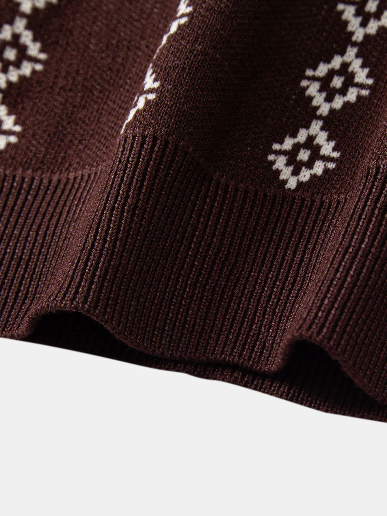 Geometrisch gestricktes Poloshirt mit V-Ausschnitt - Image 10