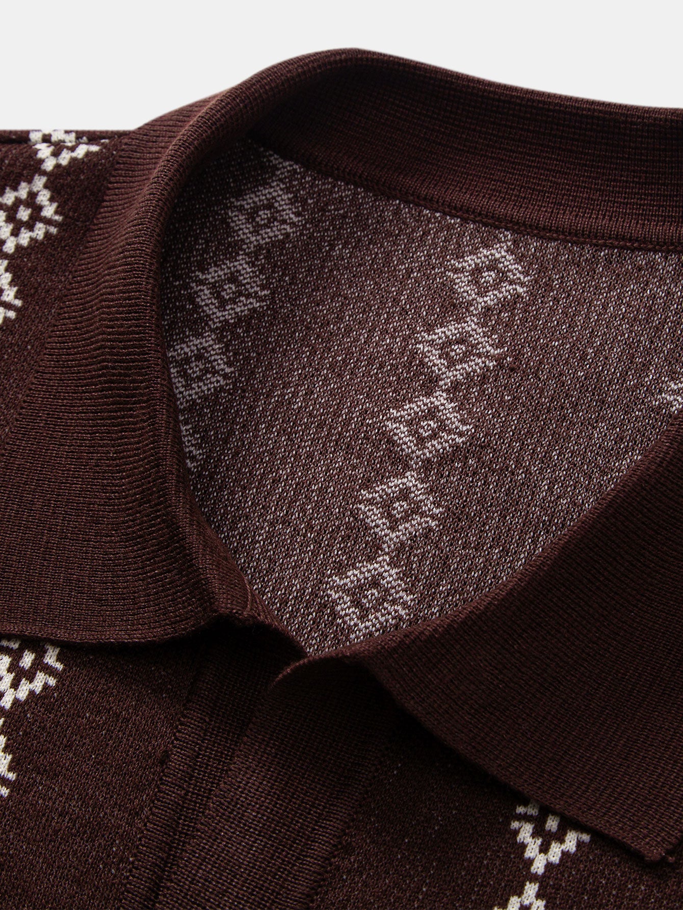 Geometrisch gestricktes Poloshirt mit V-Ausschnitt - Image 7