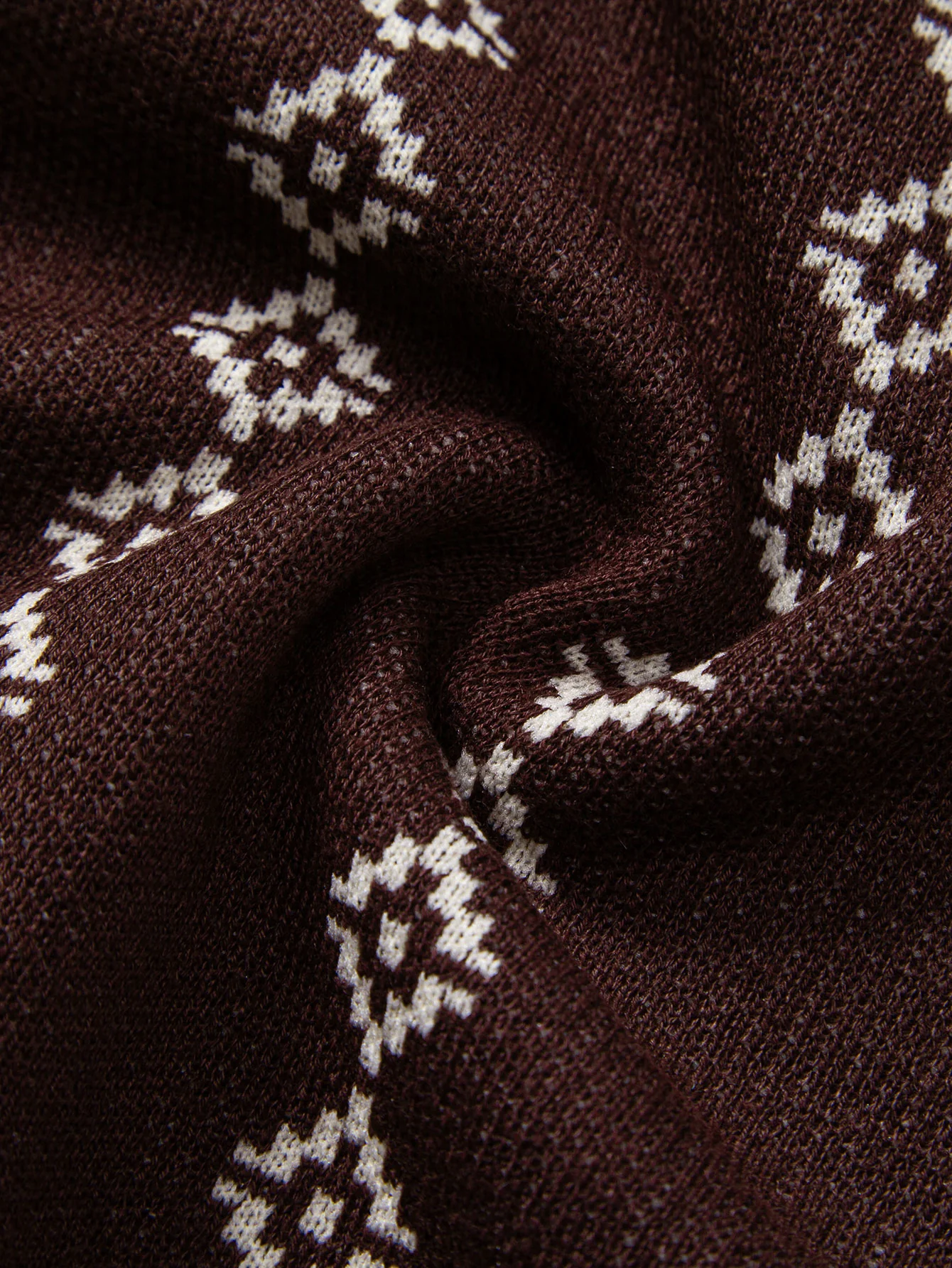 Geometrisch gestricktes Poloshirt mit V-Ausschnitt - Image 8