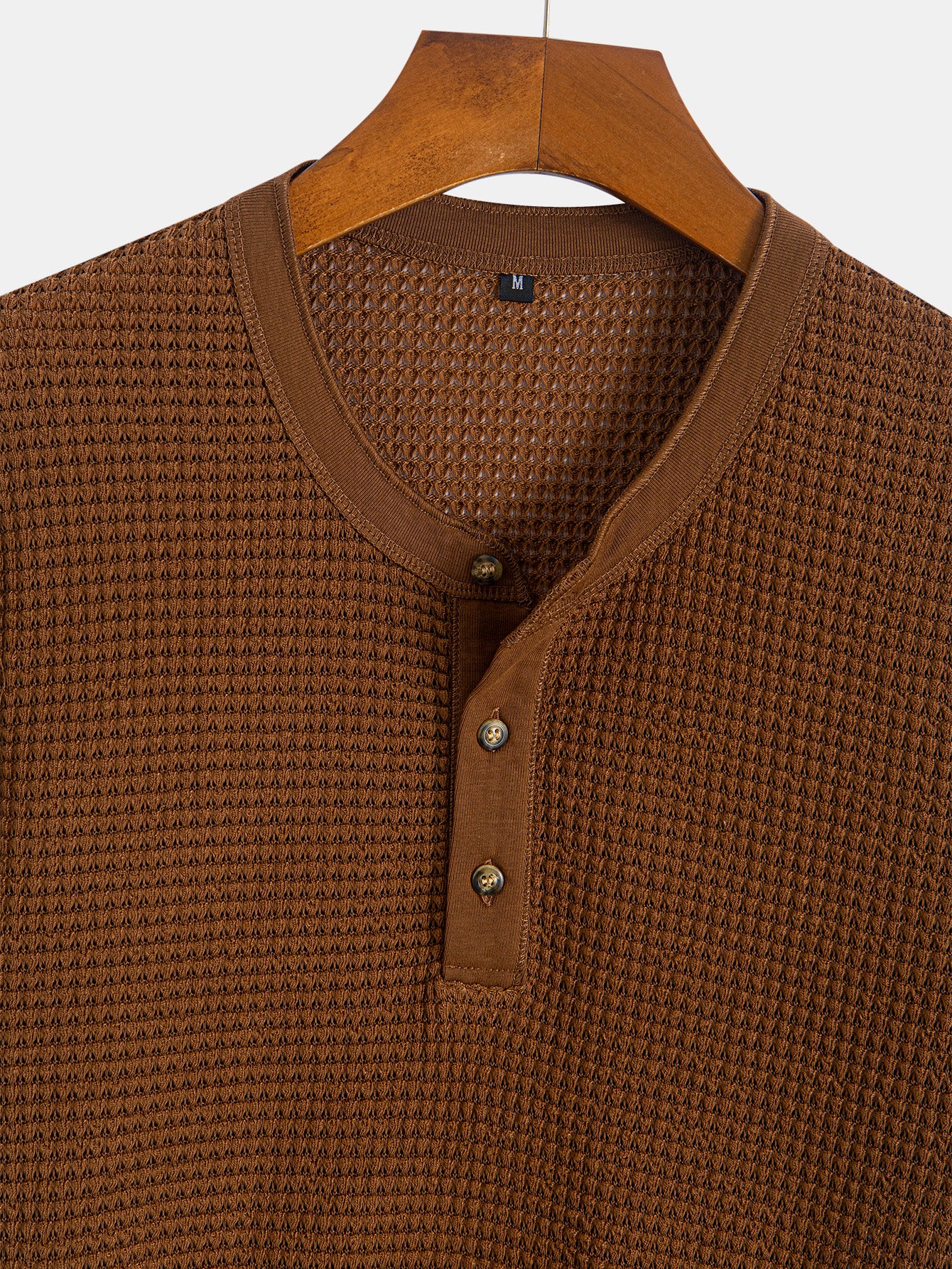 Henley-Nacken T-Shirt mit strukturiertem Rippenbund - Image 10