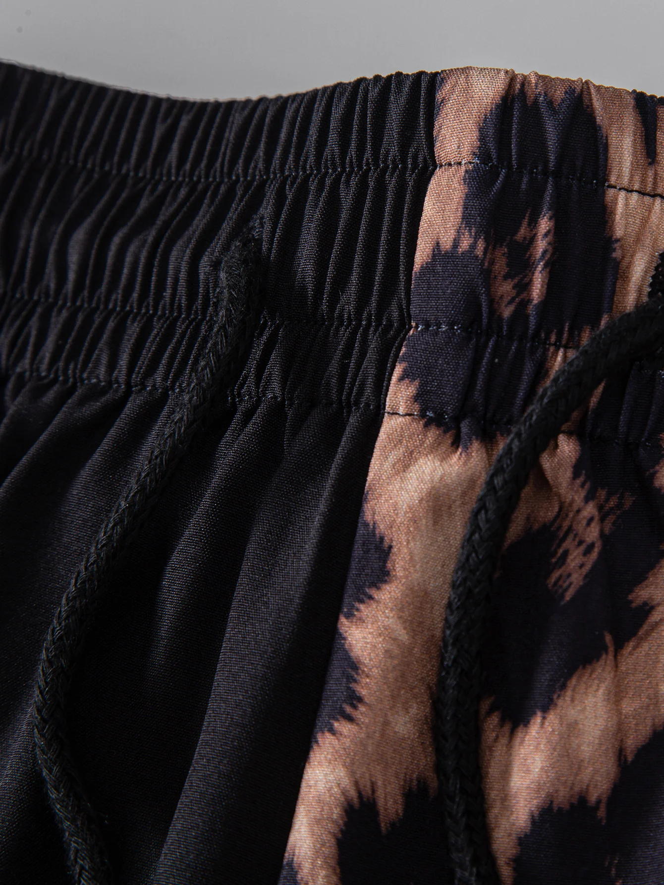 Leopard Print Patchwork 6" Shorts - Image 3