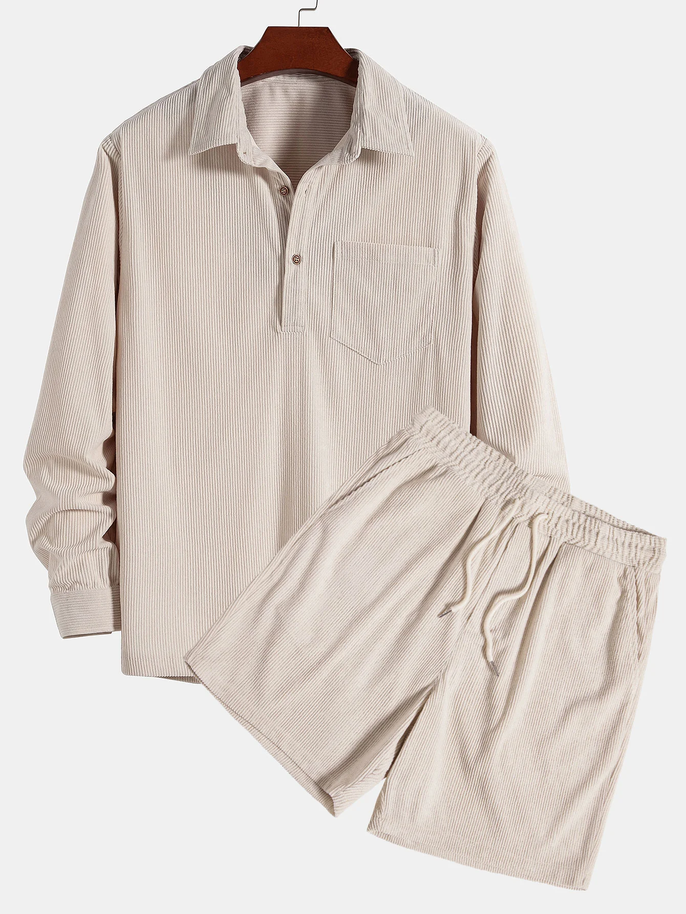 Langarm-Polohemd aus Cord und Shorts