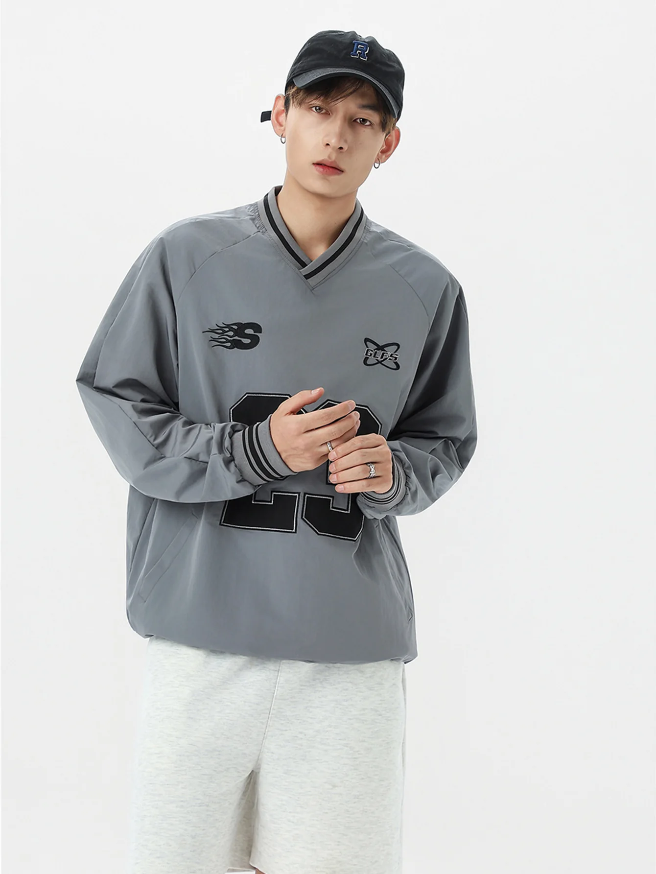 Langärmliges Sweatshirt mit Nummernprint und V-Ausschnitt - Image 10