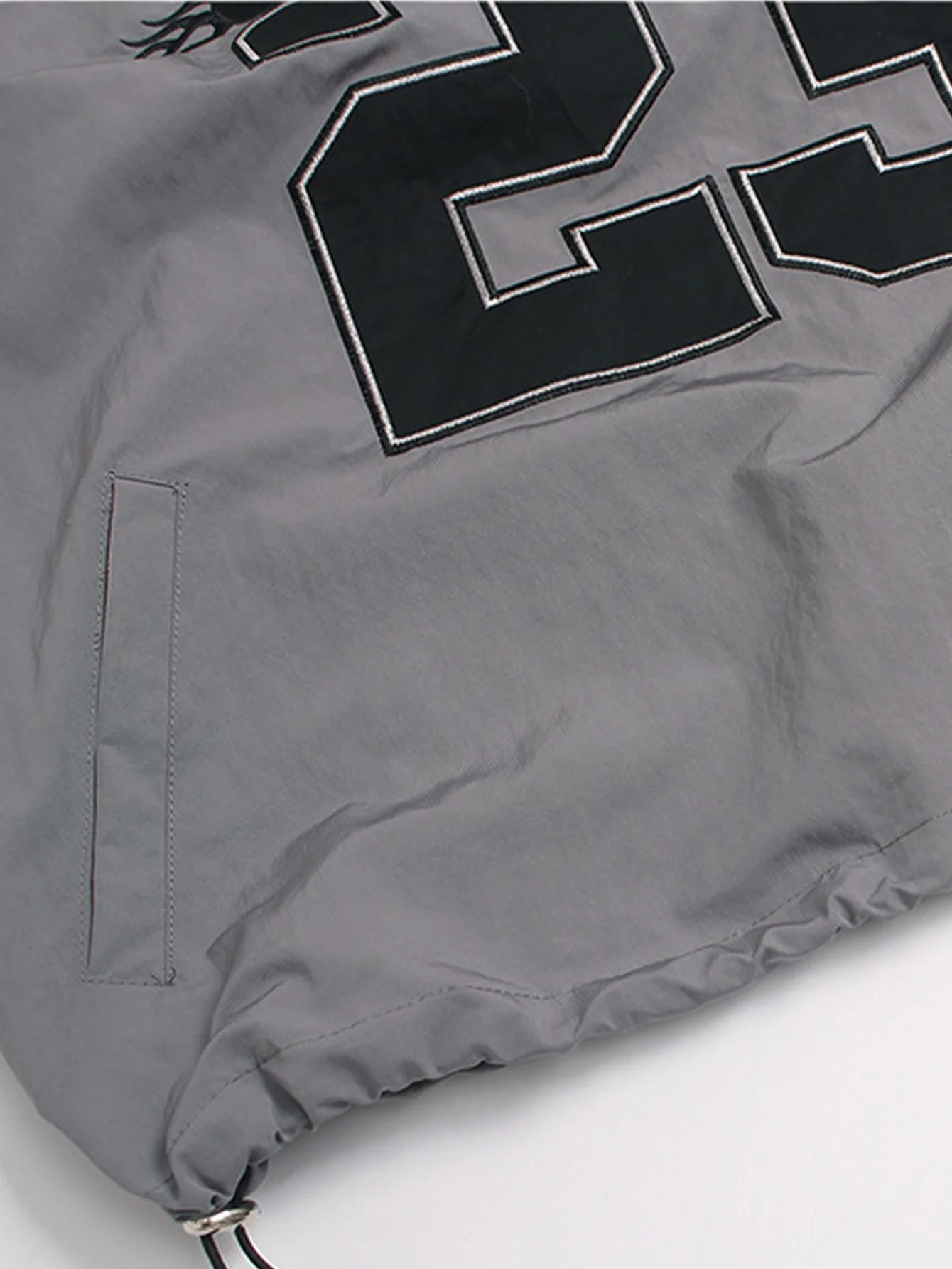 Langärmliges Sweatshirt mit Nummernprint und V-Ausschnitt - Image 13