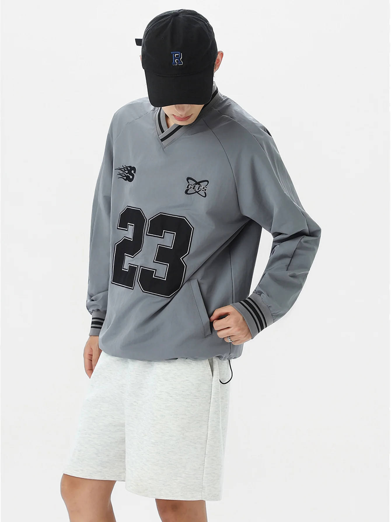 Langärmliges Sweatshirt mit Nummernprint und V-Ausschnitt - Image 5