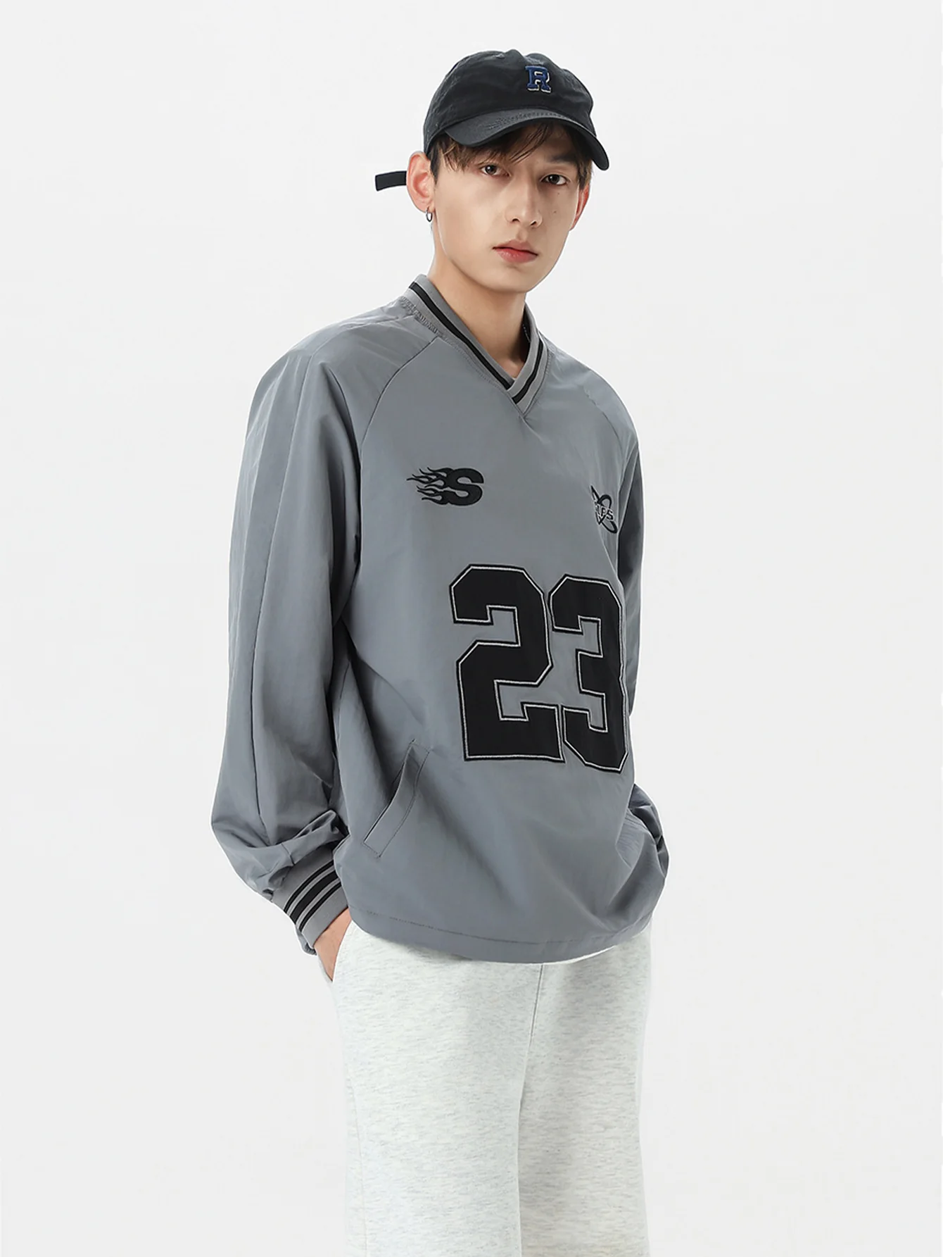 Langärmliges Sweatshirt mit Nummernprint und V-Ausschnitt - Image 6