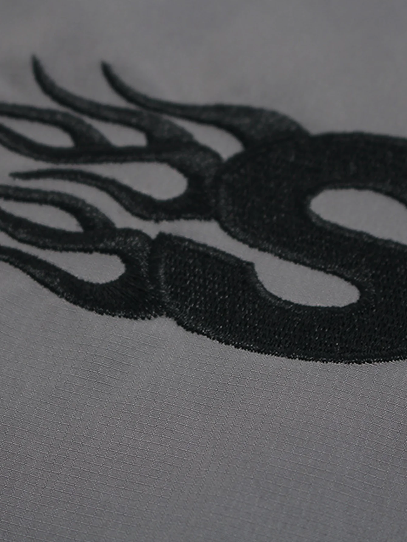 Langärmliges Sweatshirt mit Nummernprint und V-Ausschnitt - Image 7