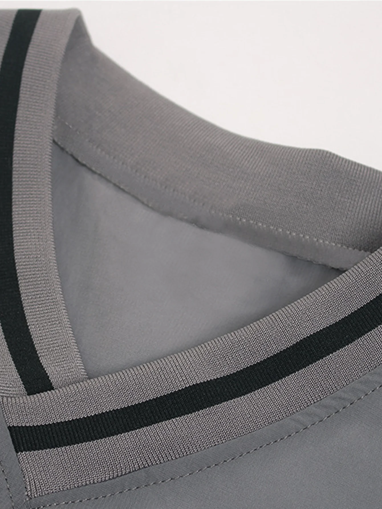 Langärmliges Sweatshirt mit Nummernprint und V-Ausschnitt - Image 8