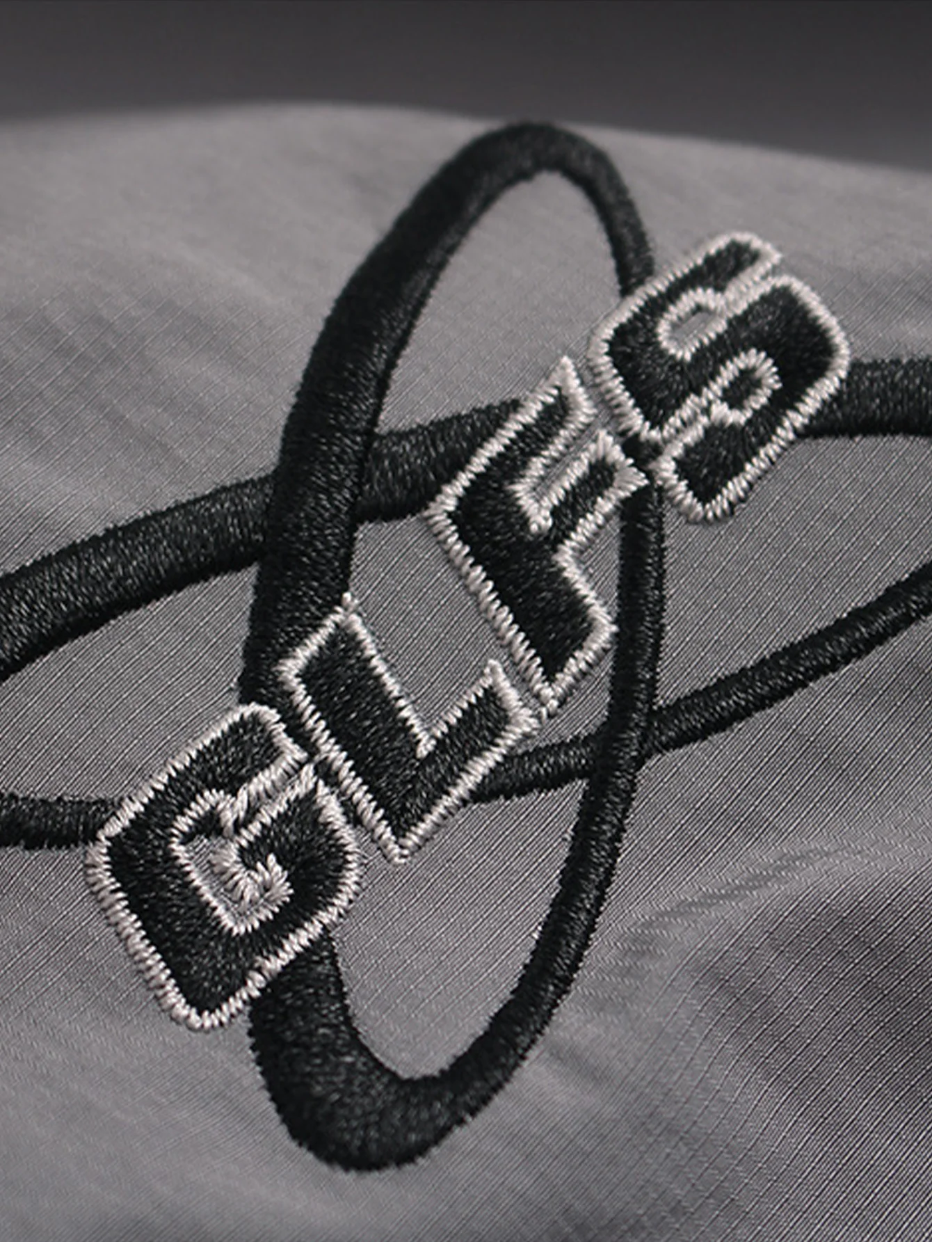 Langärmliges Sweatshirt mit Nummernprint und V-Ausschnitt - Image 9