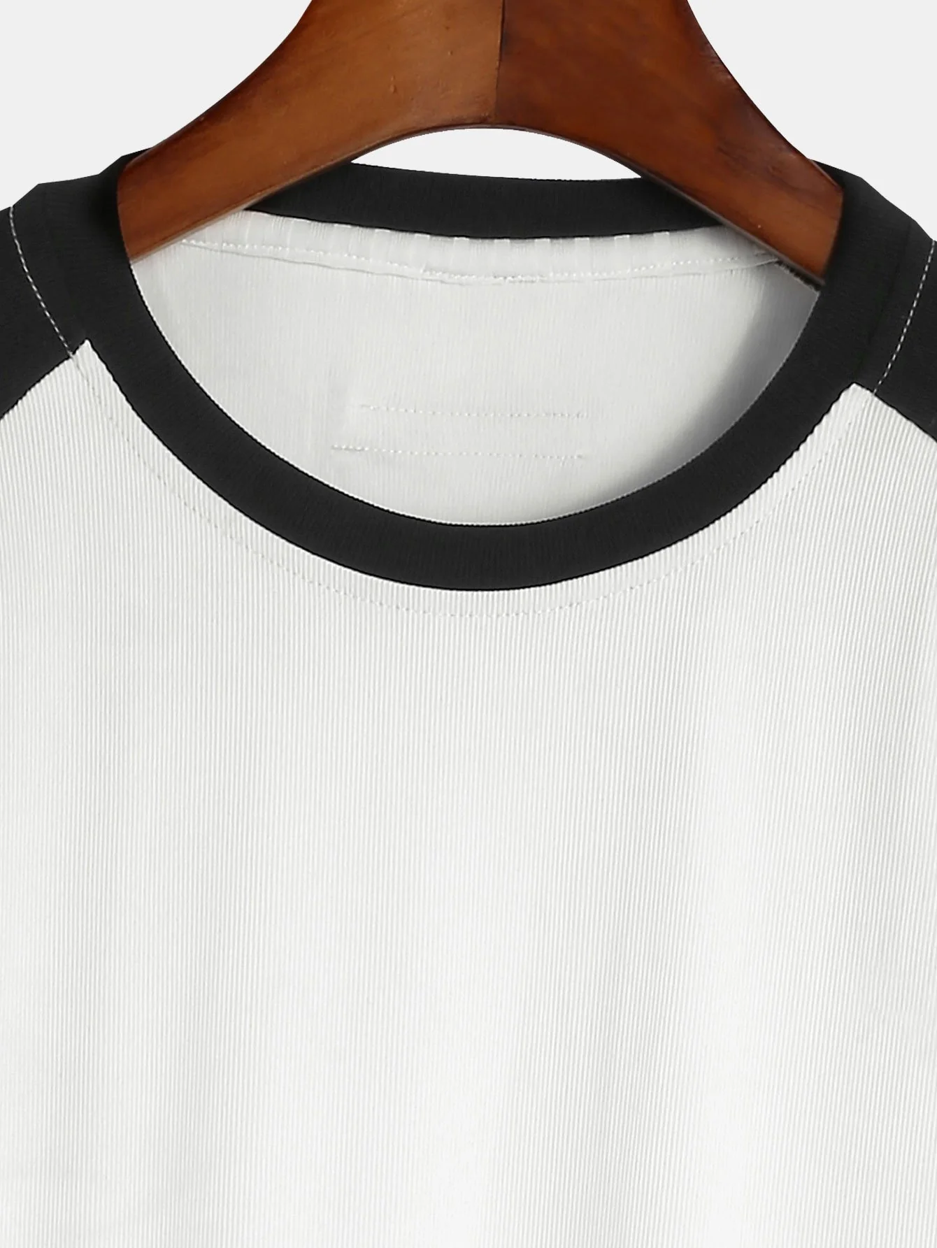 Muscle Fit Paneled Texturiertes T-Shirt - Image 7