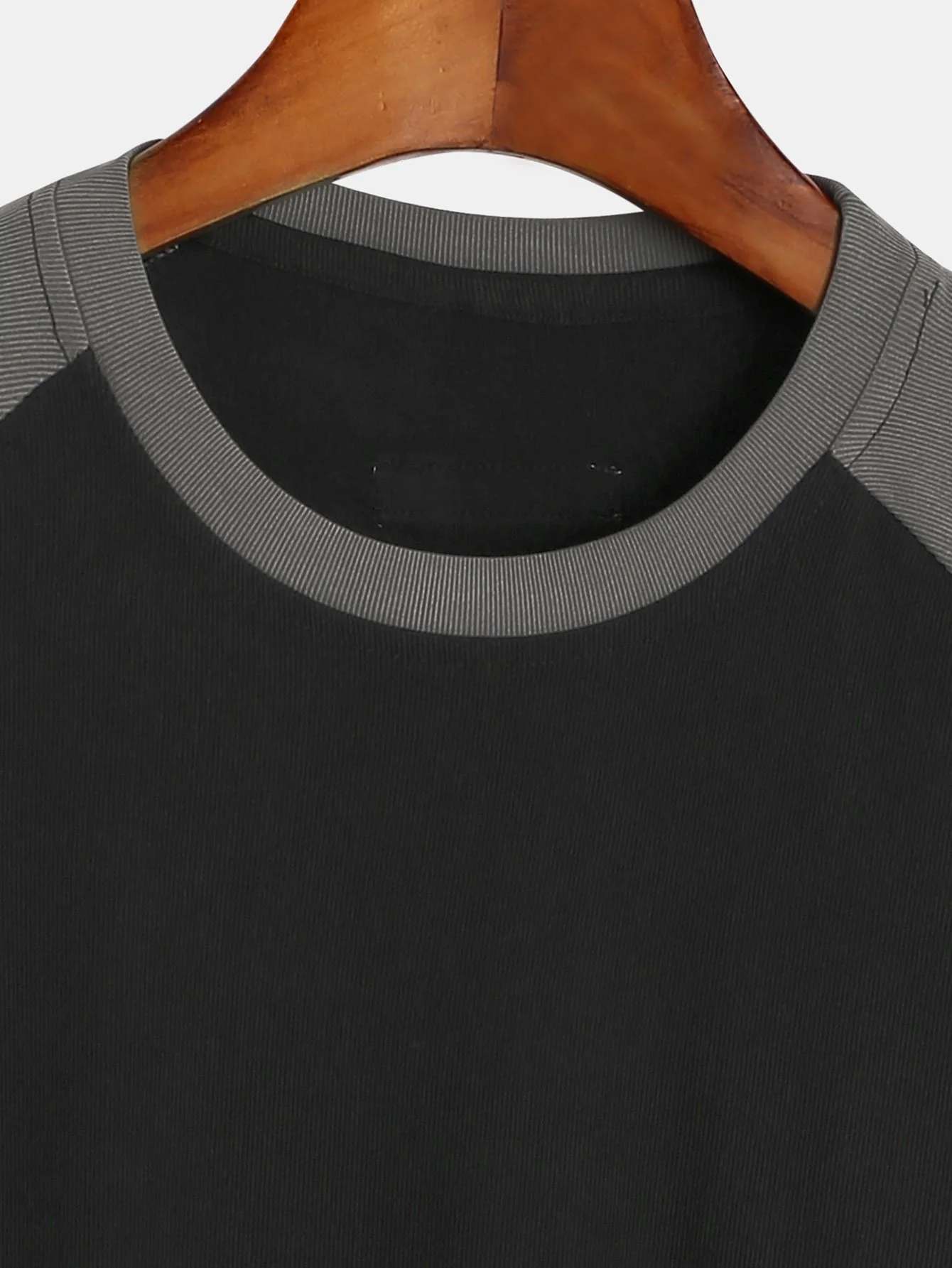 Muscle Fit Paneled Texturiertes T-Shirt - Image 8