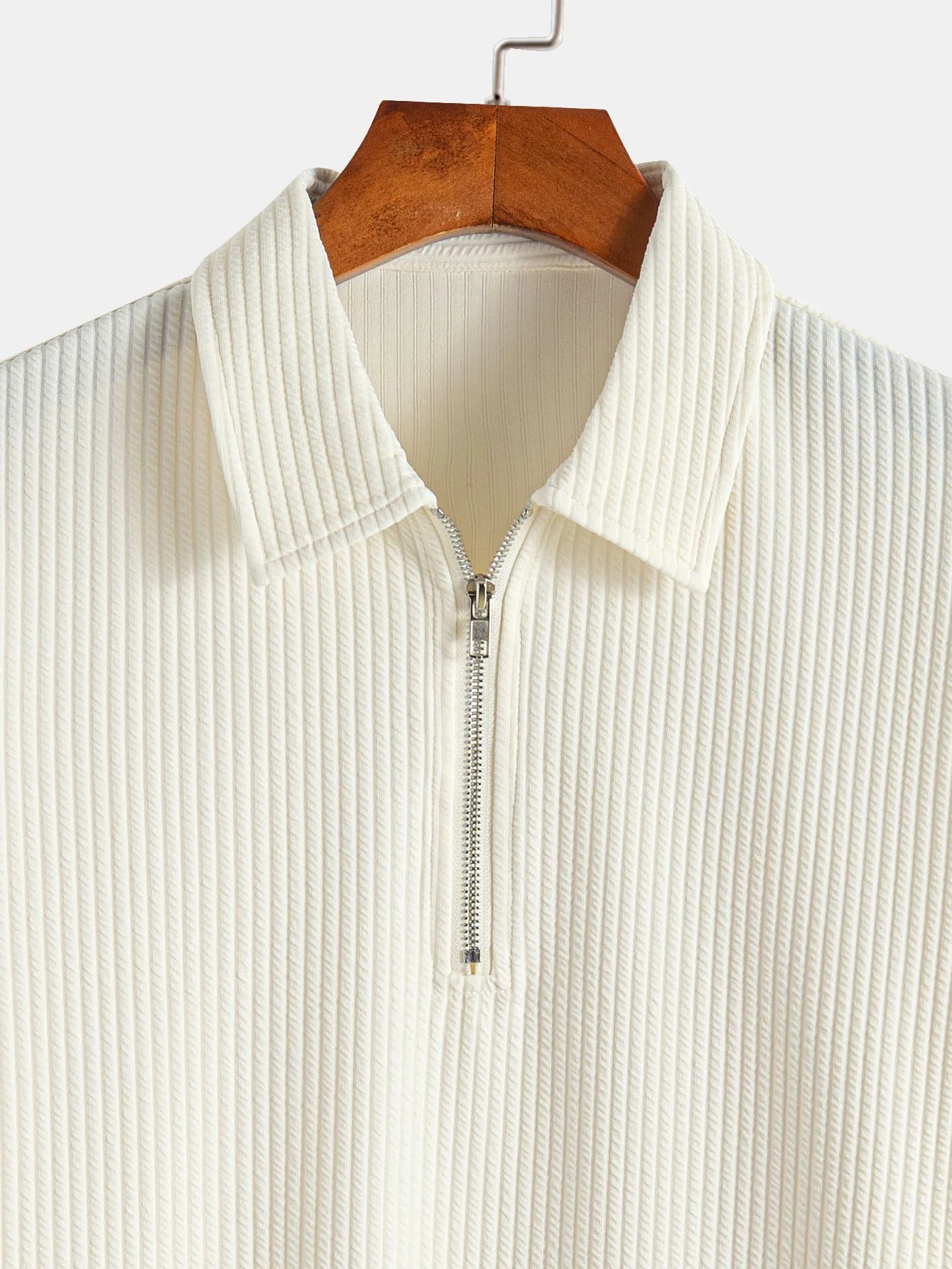 Muscle Fit Ripp-Polo mit halbem Reißverschluss & Shorts - Image 12