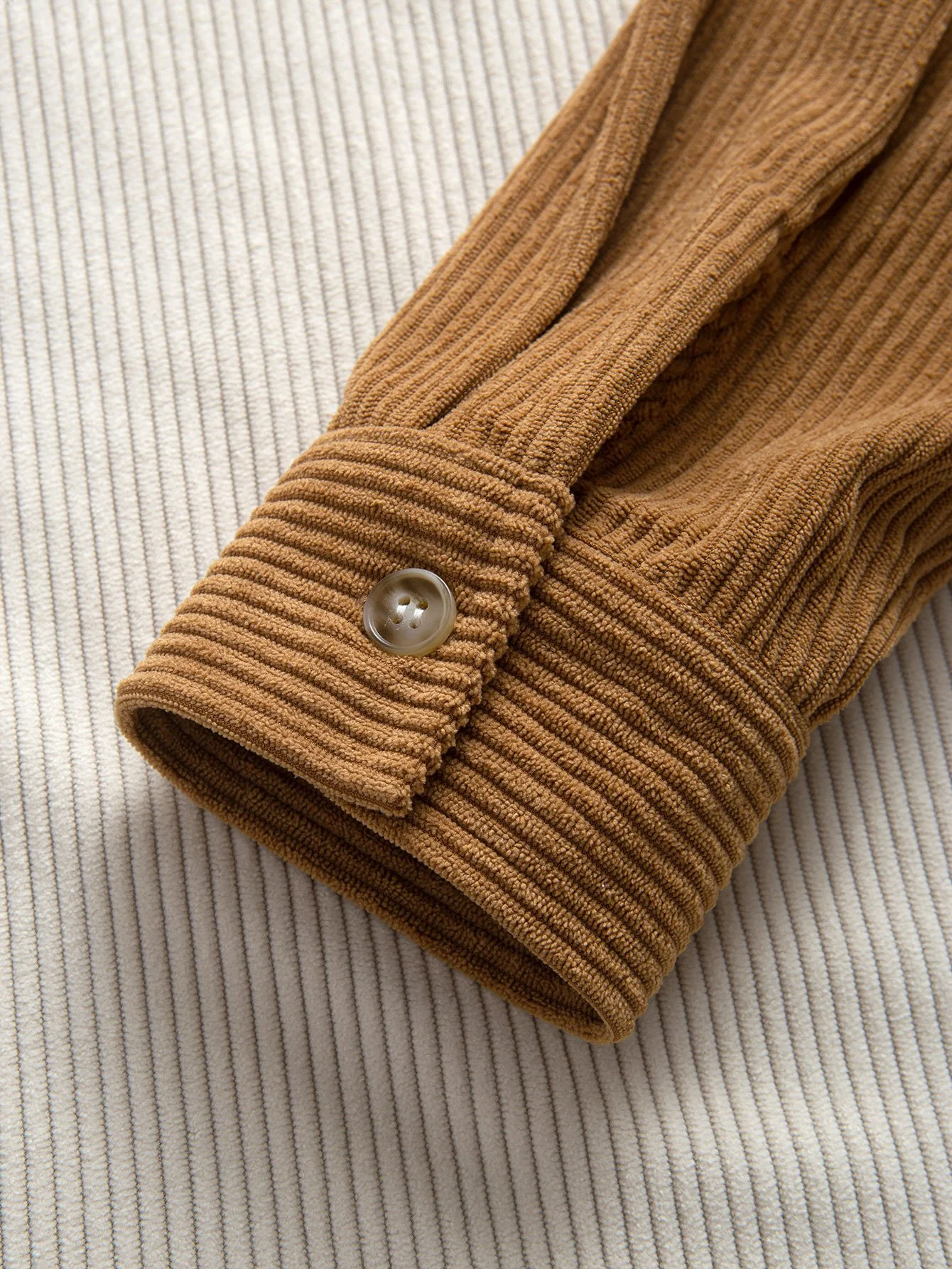 Entspannt geschnittenes Colorblock-Corduroy-Hemd mit Kapuze - Image 11