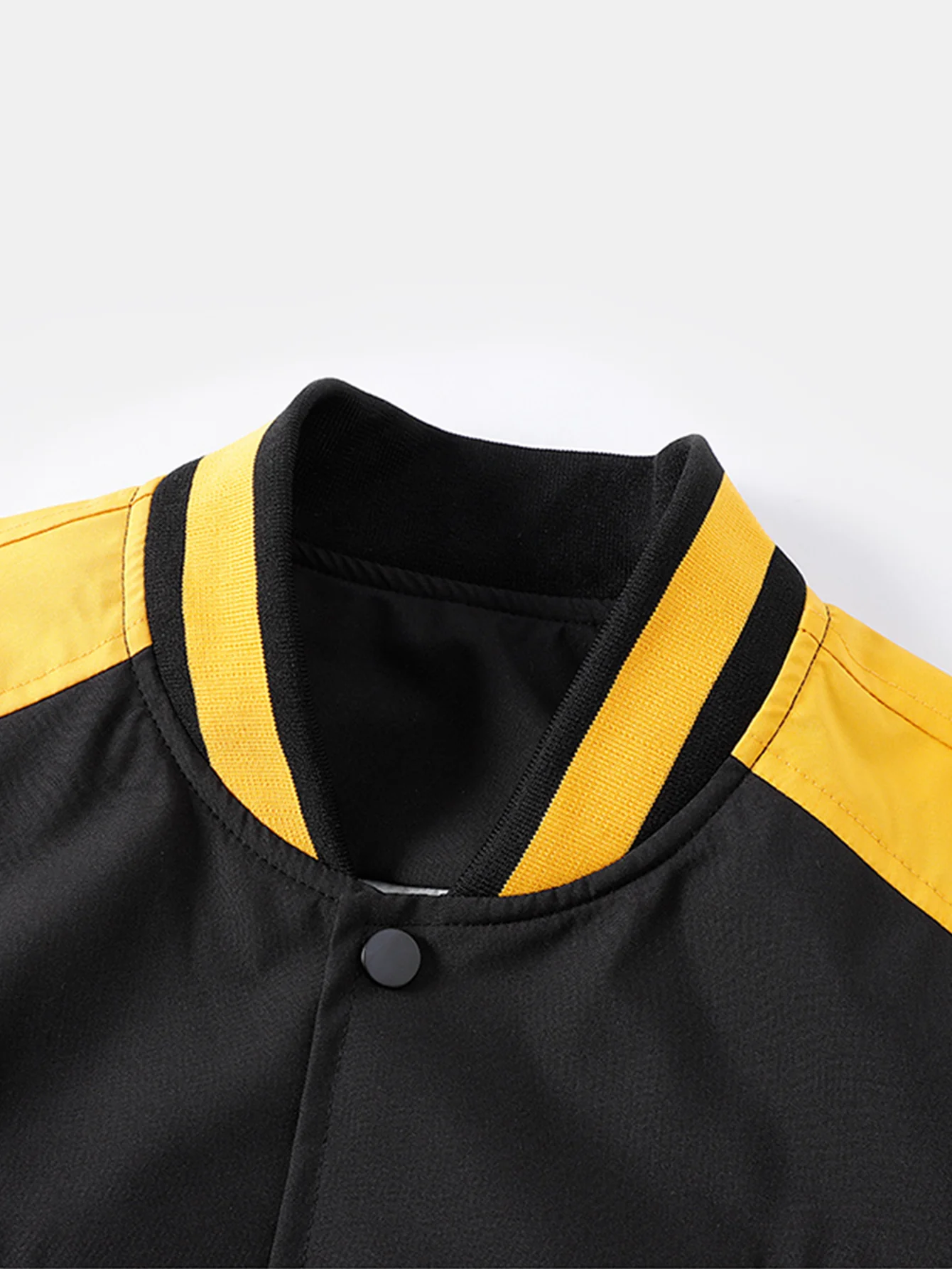 Locker sitzende Baseballjacke mit kontrastierender Stickerei - Image 12