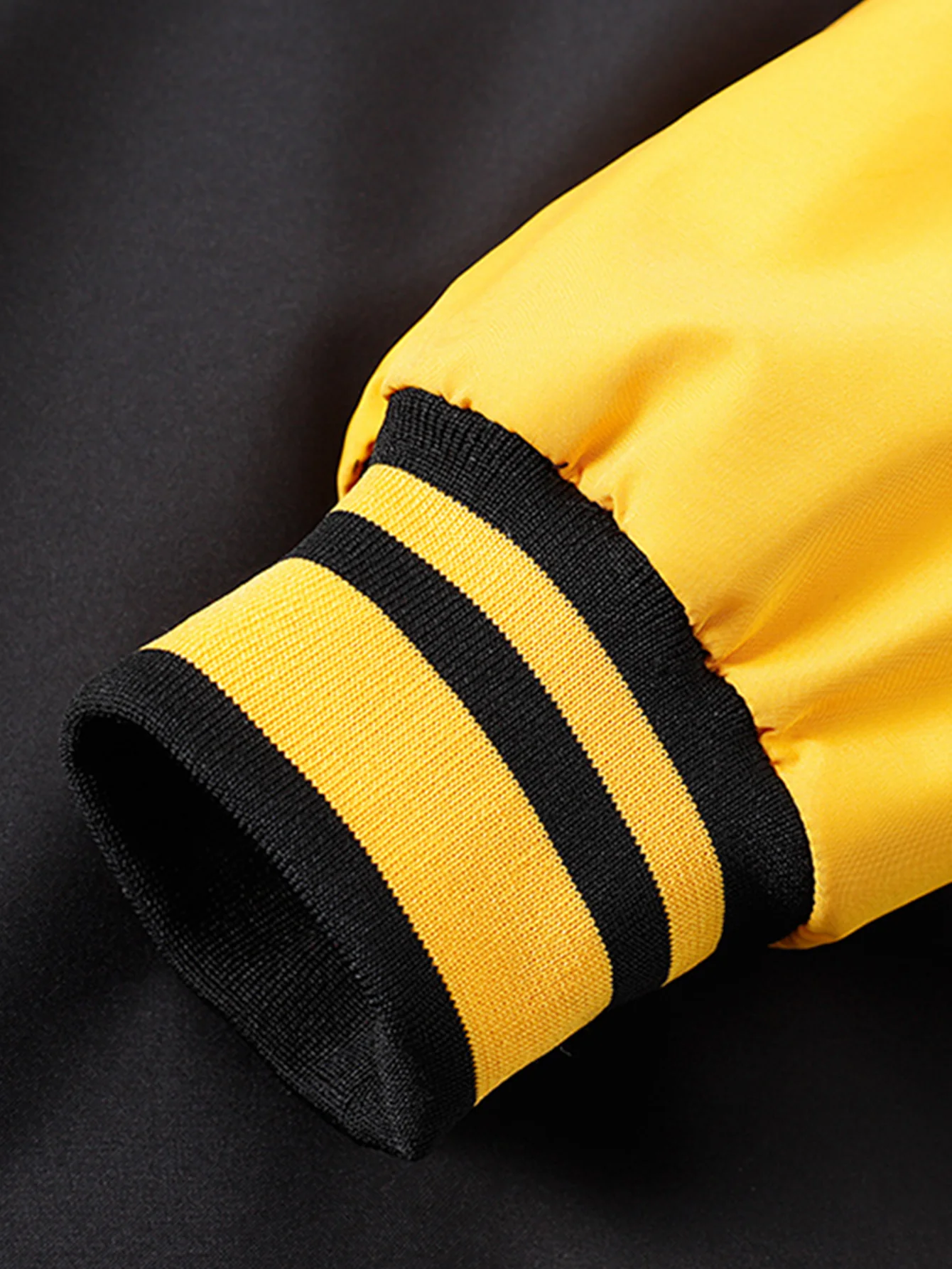 Locker sitzende Baseballjacke mit kontrastierender Stickerei - Image 17