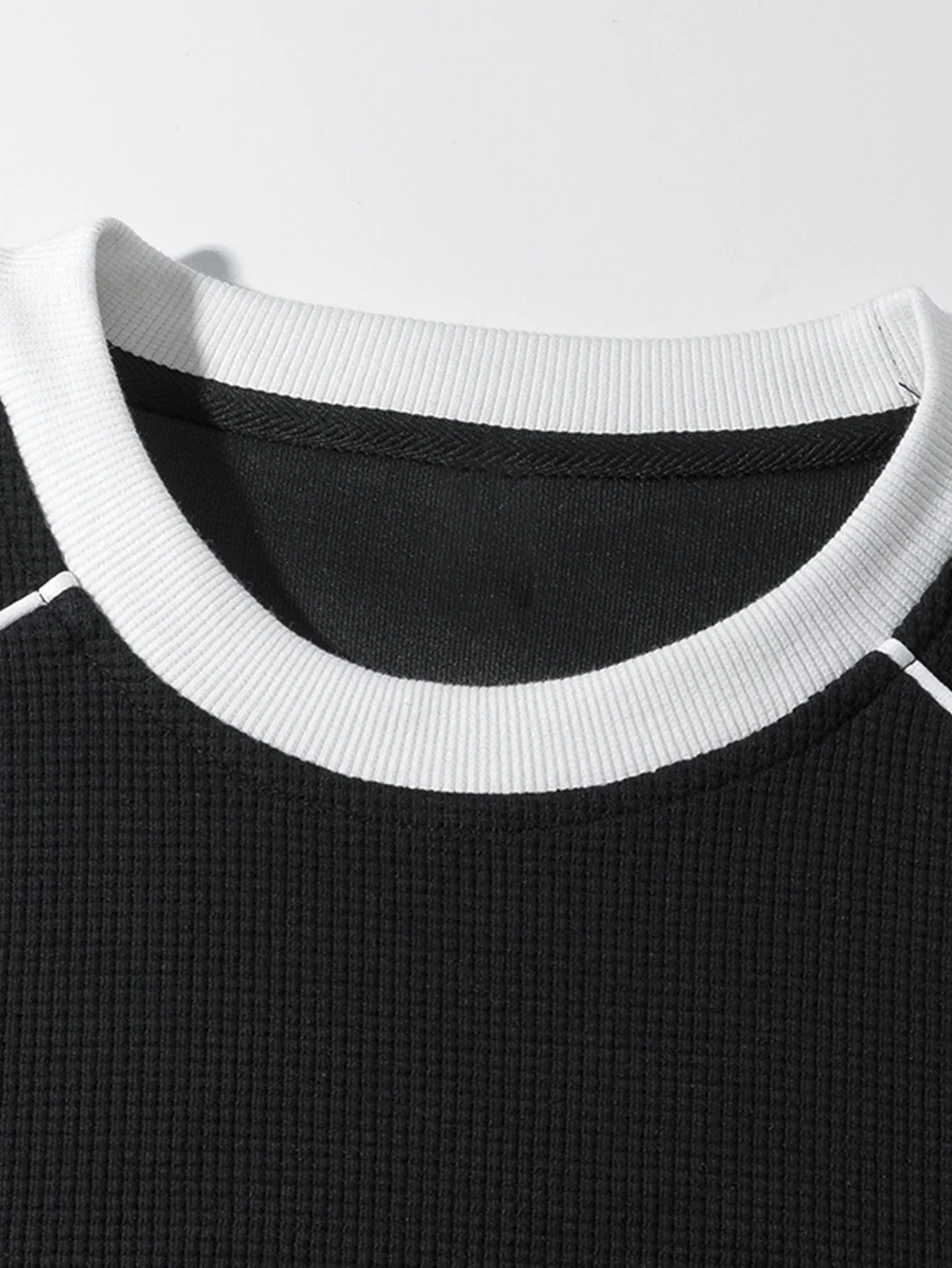 Locker sitzendes gestreiftes Waffel-Sweatshirt mit Rundhalsausschnitt - Image 11