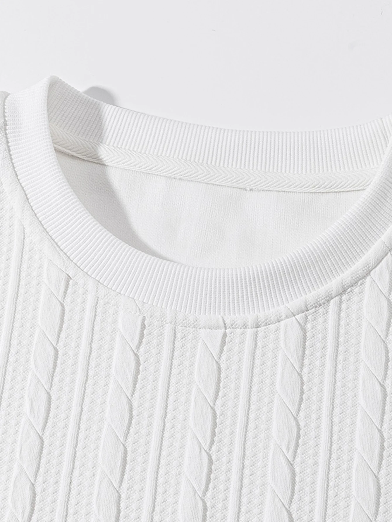 Locker sitzendes Jacquard-Sweatshirt mit Rundhalsausschnitt und Twist-Muster - Image 7