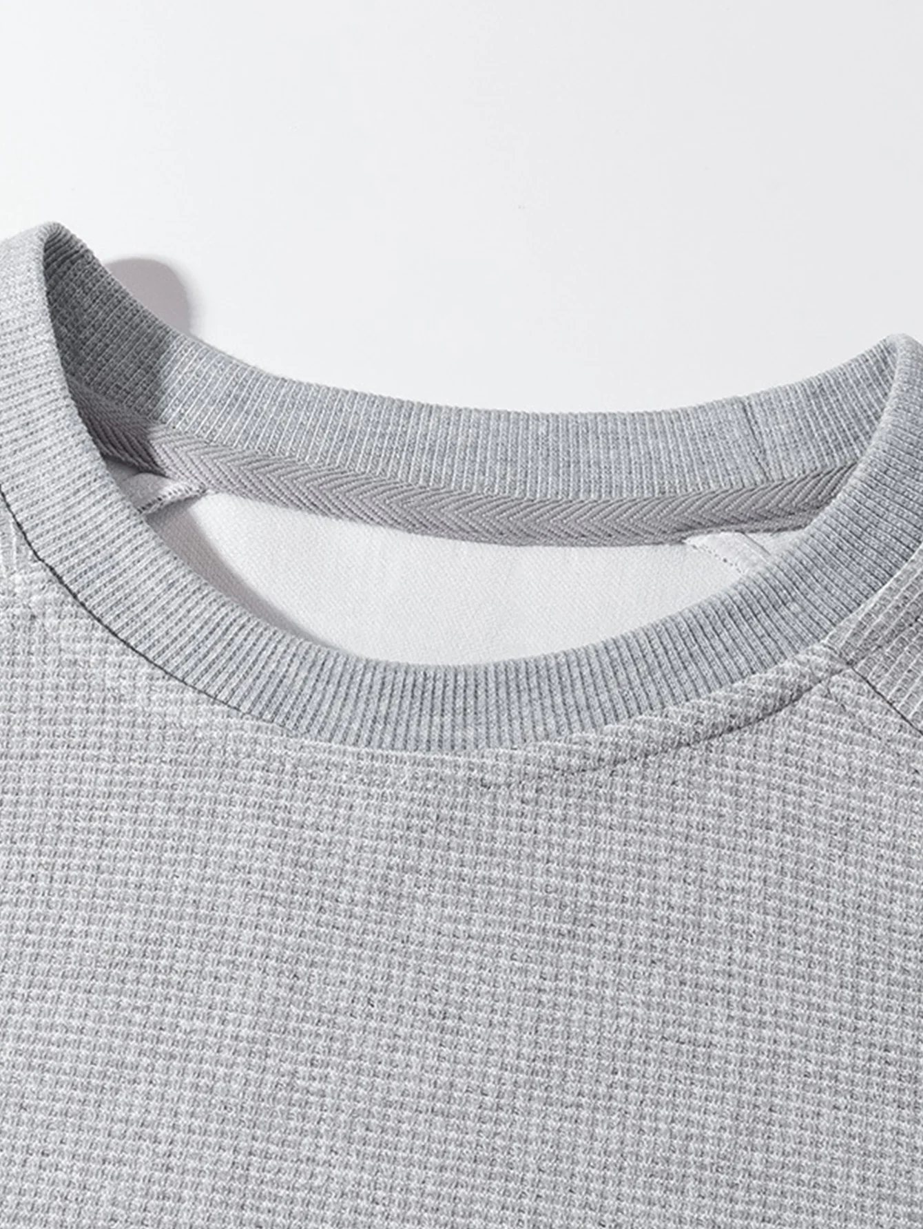 Locker sitzendes Waffel-Sweatshirt mit Rundhalsausschnitt - Image 15
