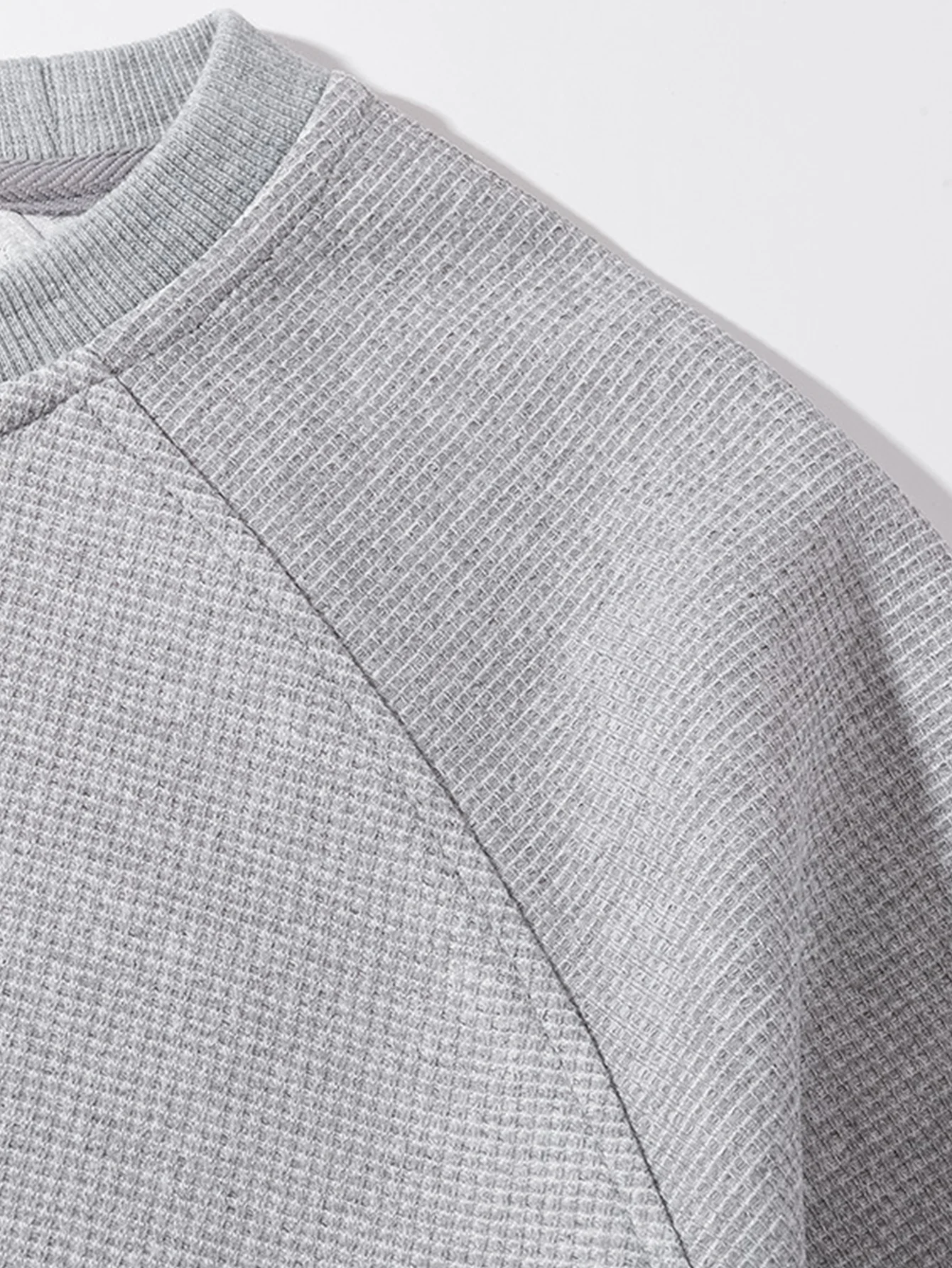 Locker sitzendes Waffel-Sweatshirt mit Rundhalsausschnitt - Image 16