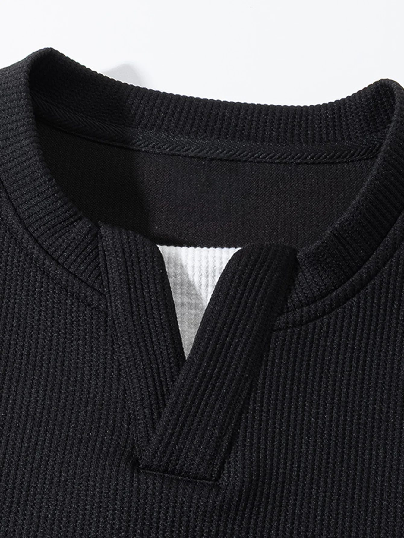 Locker sitzendes Waffel-V-Ausschnitt-Sweatshirt - Image 7