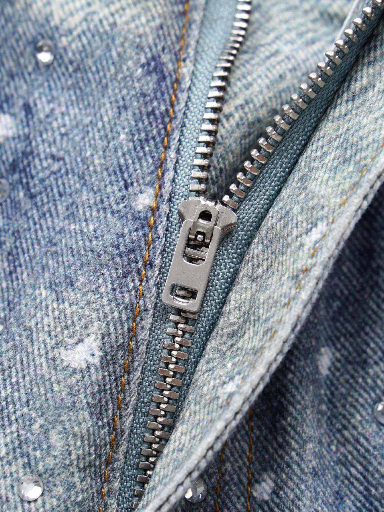 Strassbesetzte, gewaschene, distressed Jeans mit weitem Bein und Baggy-Schnitt - Image 7