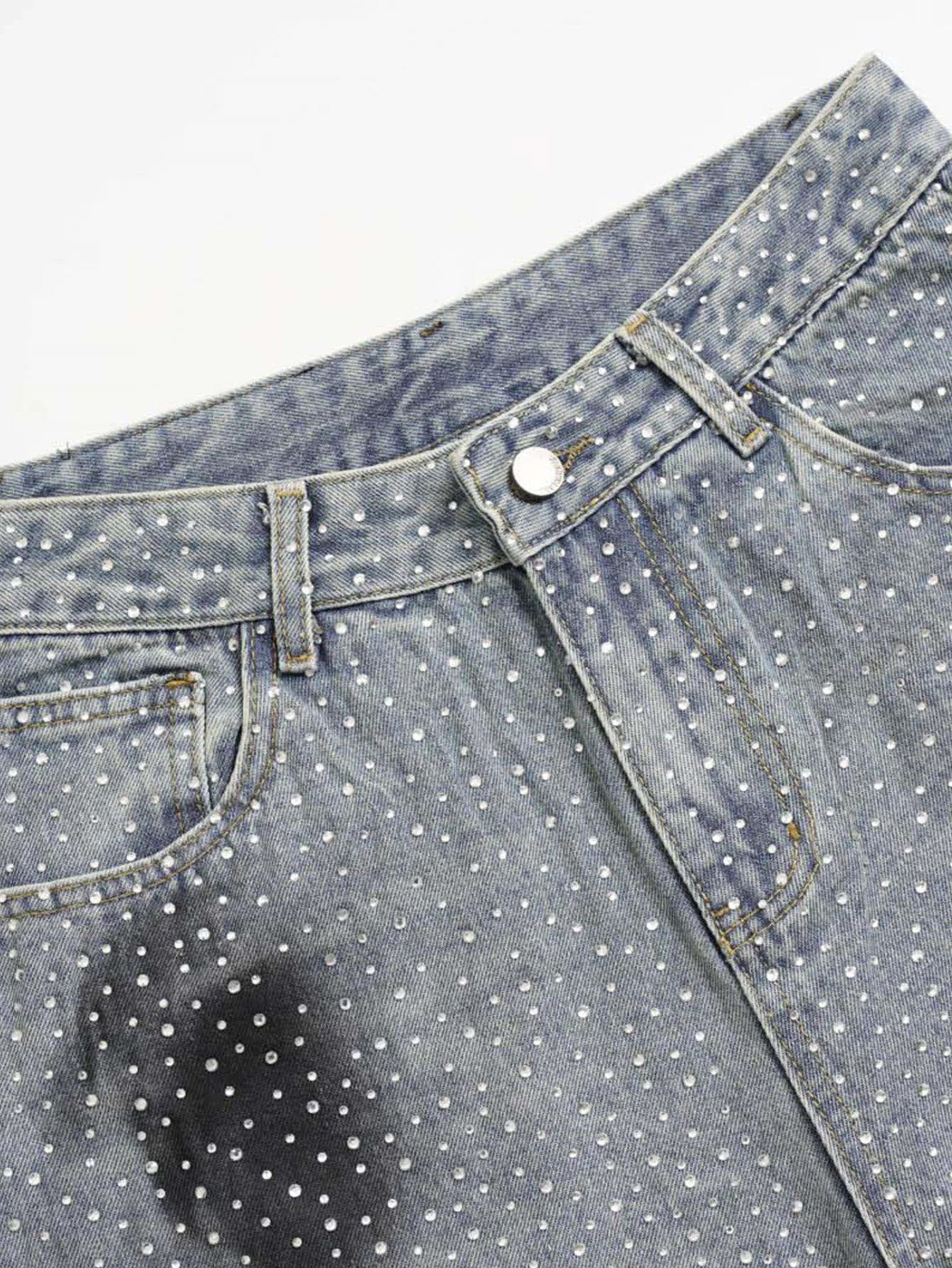 Strassbesetzte, gewaschene, distressed Jeans mit weitem Bein - Image 5