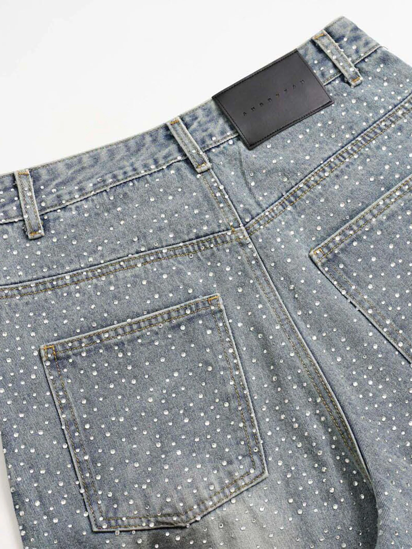 Strassbesetzte, gewaschene, distressed Jeans mit weitem Bein - Image 6