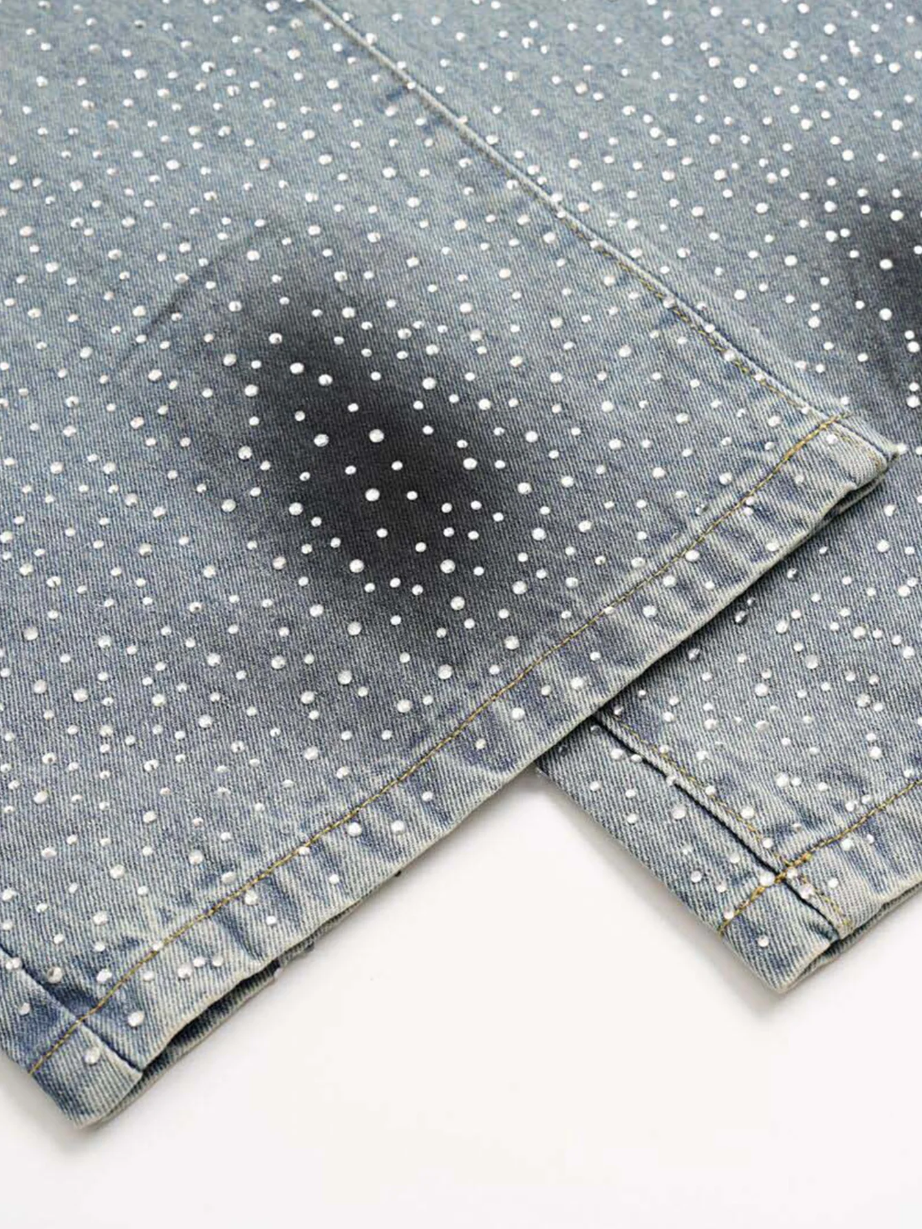 Strassbesetzte, gewaschene, distressed Jeans mit weitem Bein - Image 8