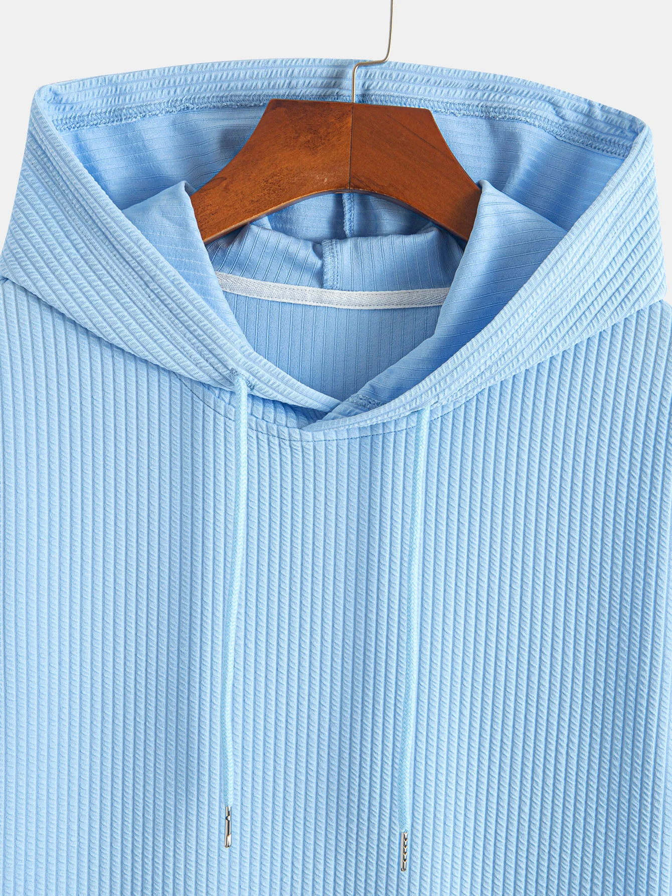 Geripptes Kapuzen-T-Shirt mit geschwungenem Saum - Image 11