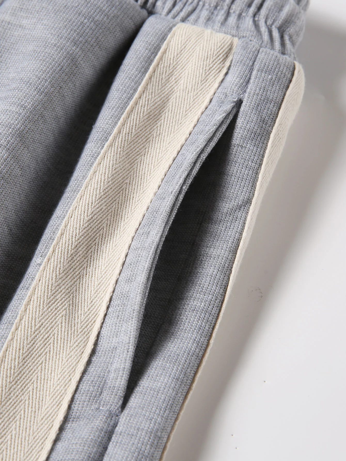 Hosen mit Schlitzsaum und Streifenmuster - Image 10