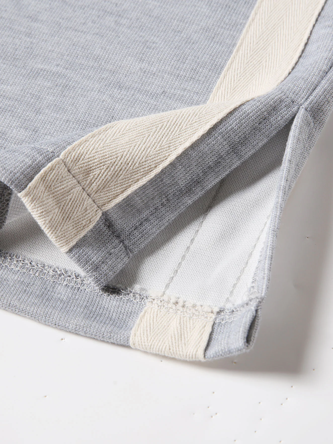 Hosen mit Schlitzsaum und Streifenmuster - Image 12