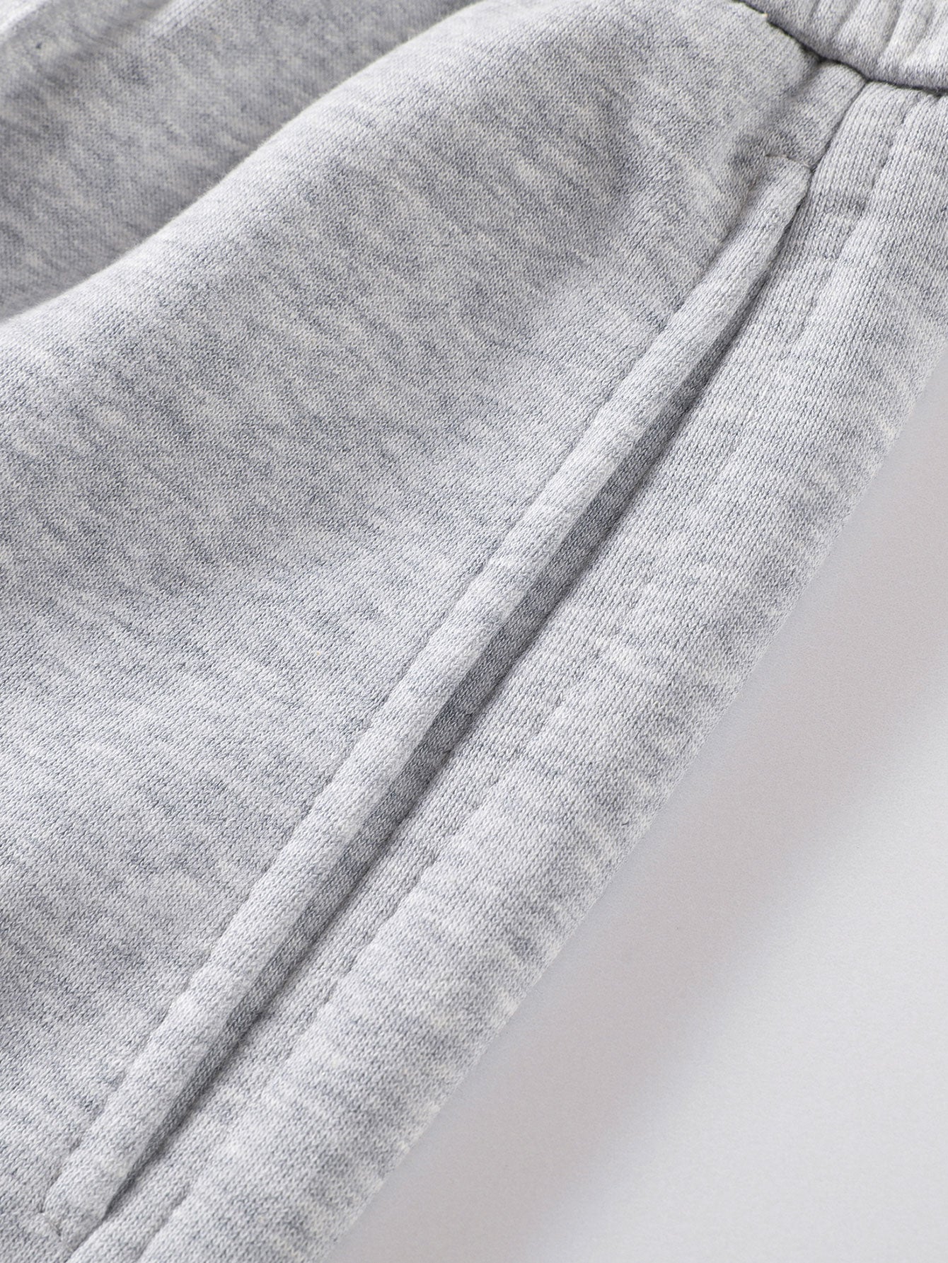 Sweatpants mit geradem Bein, plissierten Biesen und Steppnähten - Image 16