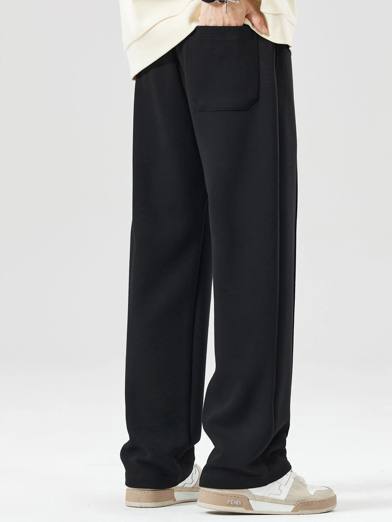 Sweatpants mit geradem Bein, plissierten Biesen und Steppnähten - Image 4