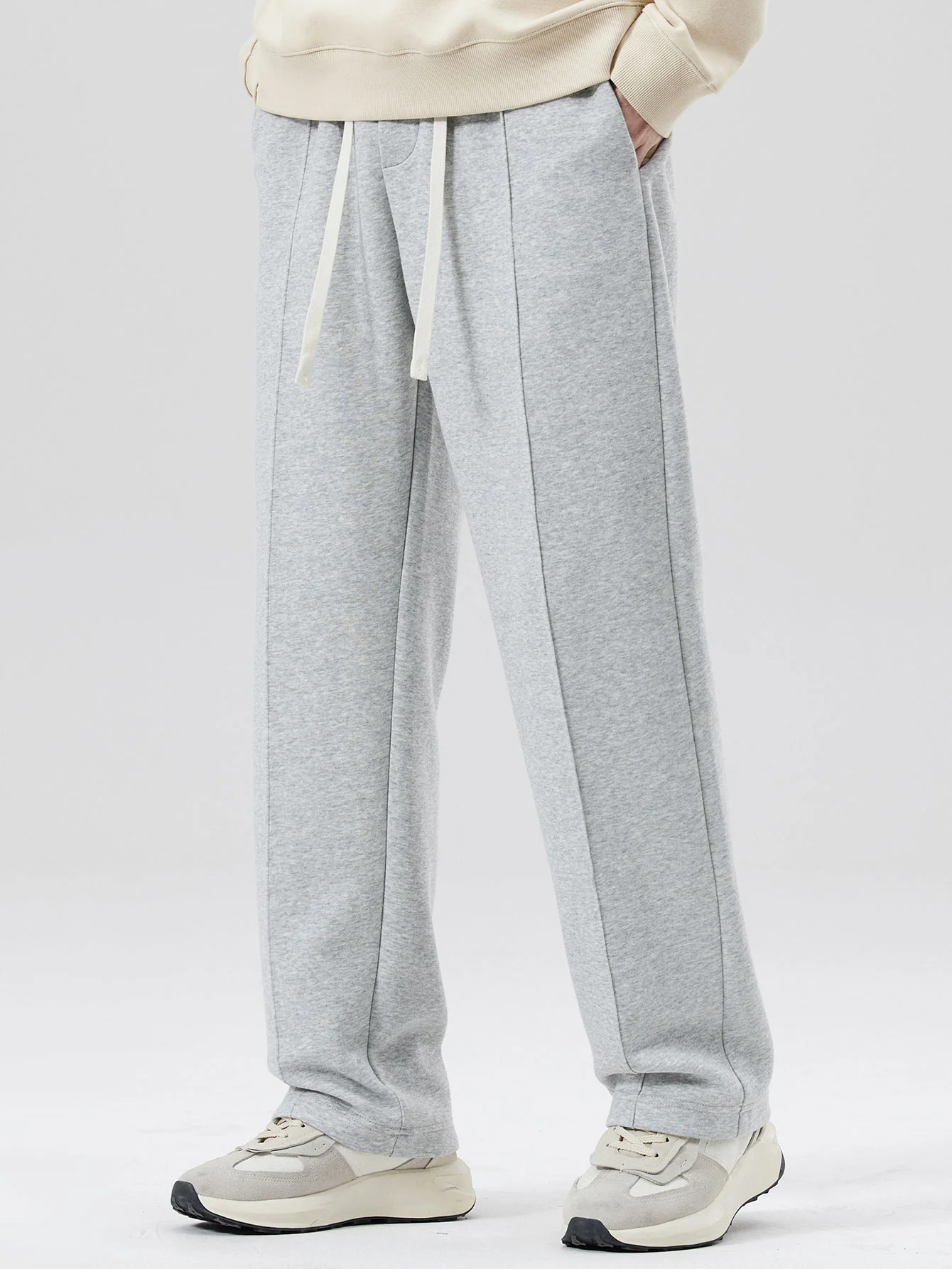 Sweatpants mit geradem Bein, plissierten Biesen und Steppnähten - Image 5