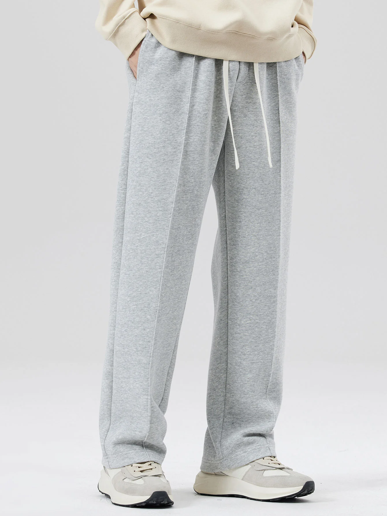 Sweatpants mit geradem Bein, plissierten Biesen und Steppnähten - Image 7