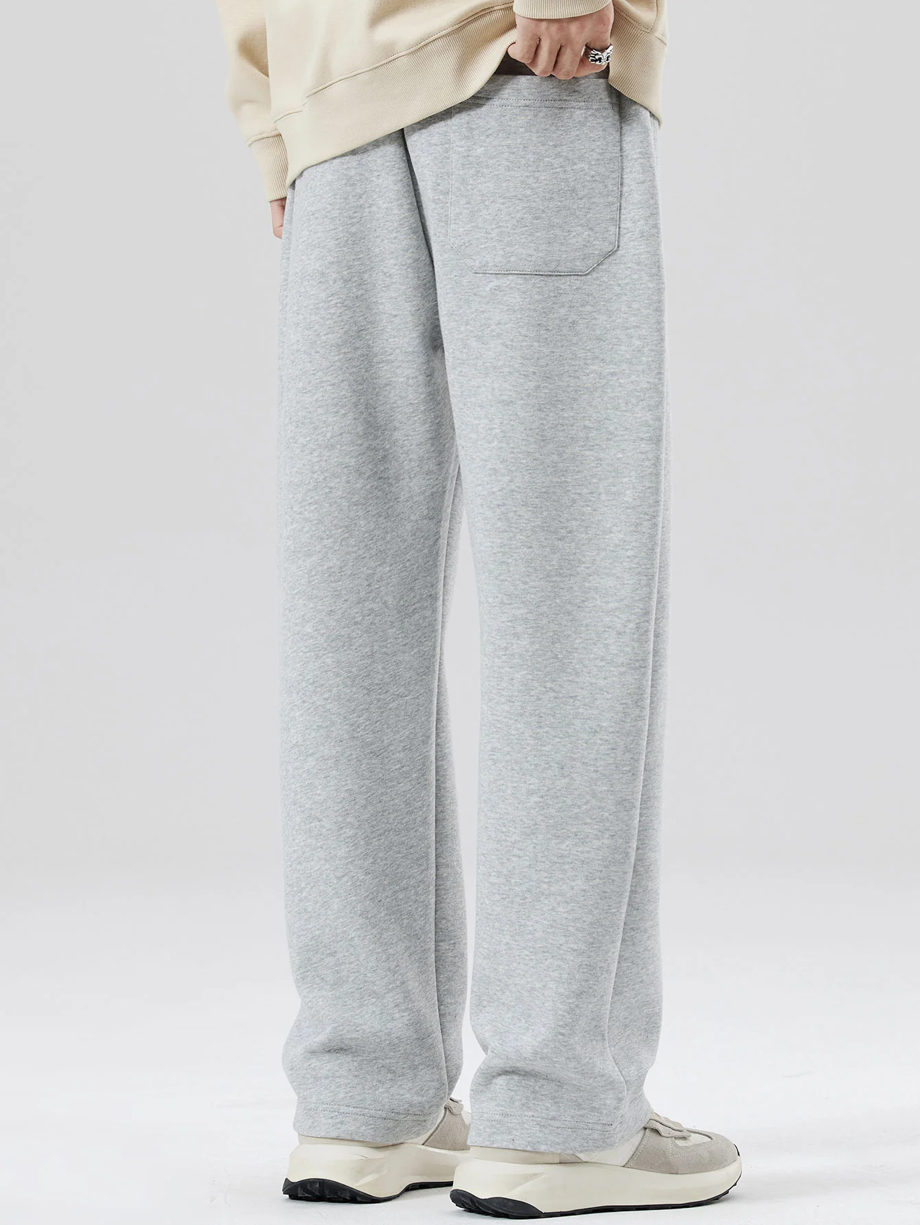 Sweatpants mit geradem Bein, plissierten Biesen und Steppnähten - Image 8