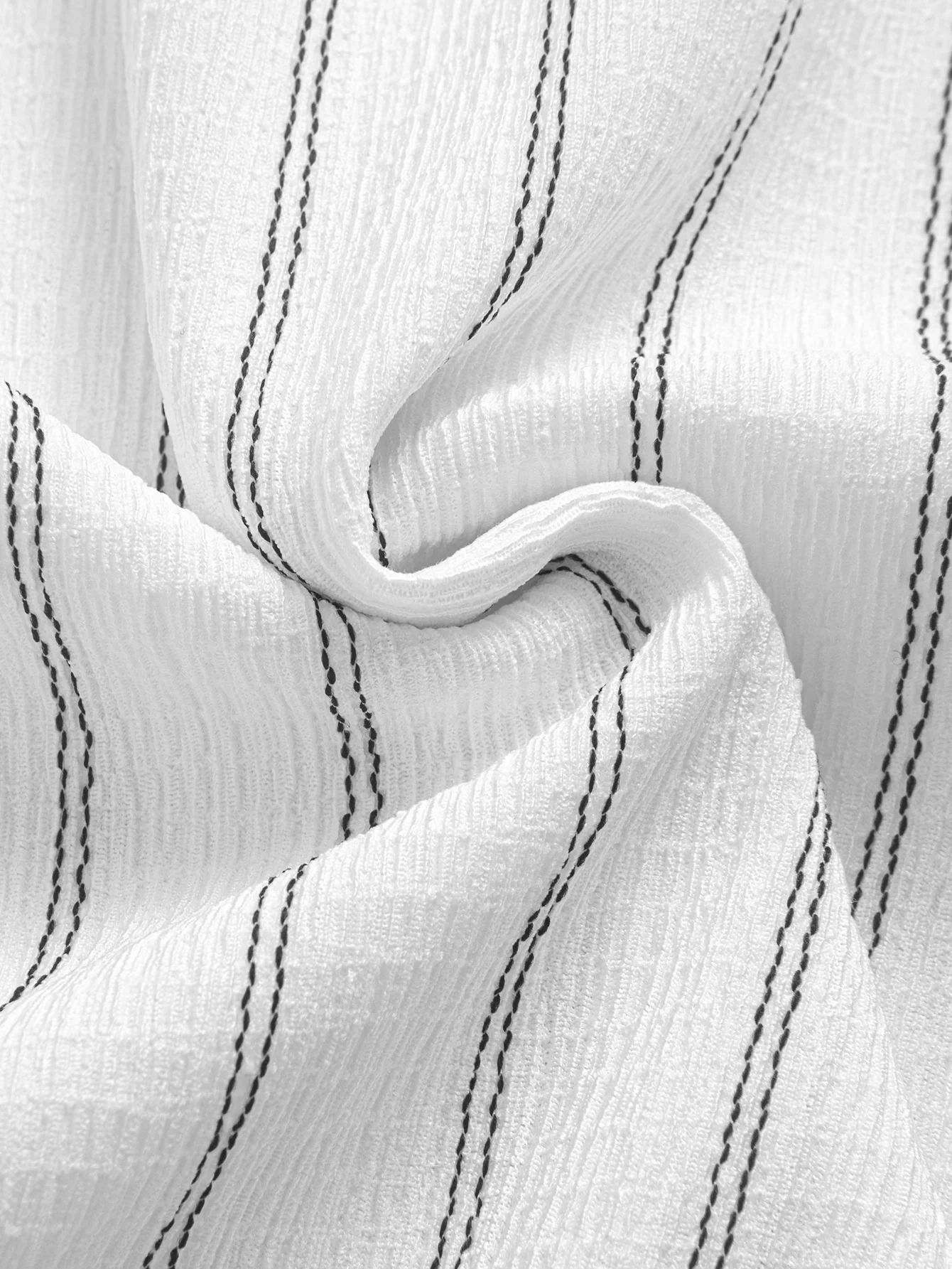 Streifenstrukturierter T-Shirt mit Bogen-Saum - Image 6